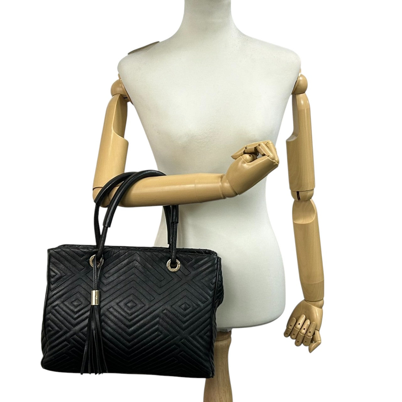 バリー BALLY ハンドバッグ トートバッグ キルティング 幾何学模様 レザー 本革 ブラック 黒 ロゴ金具 タッセルチャーム付き レディース エレガント クラシック フォーマル ビジネス 通勤 自立可 クリーニング済み s53