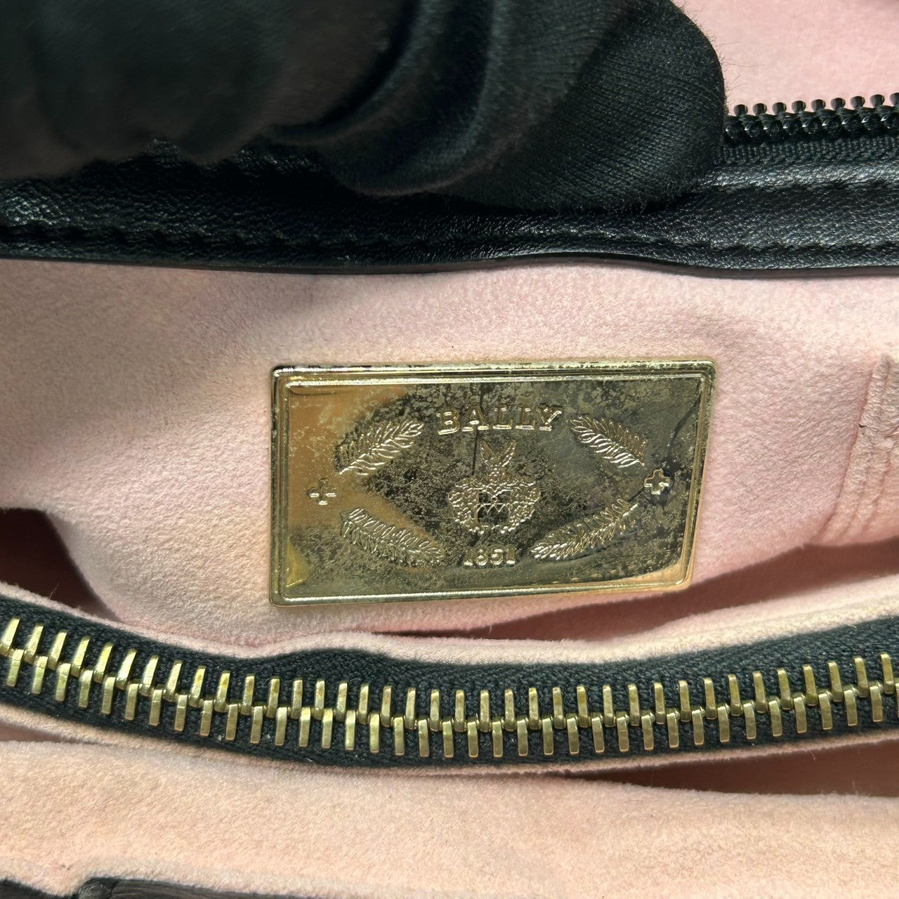 バリー BALLY ハンドバッグ トートバッグ キルティング 幾何学模様 レザー 本革 ブラック 黒 ロゴ金具 タッセルチャーム付き レディース エレガント クラシック フォーマル ビジネス 通勤 自立可 クリーニング済み s53