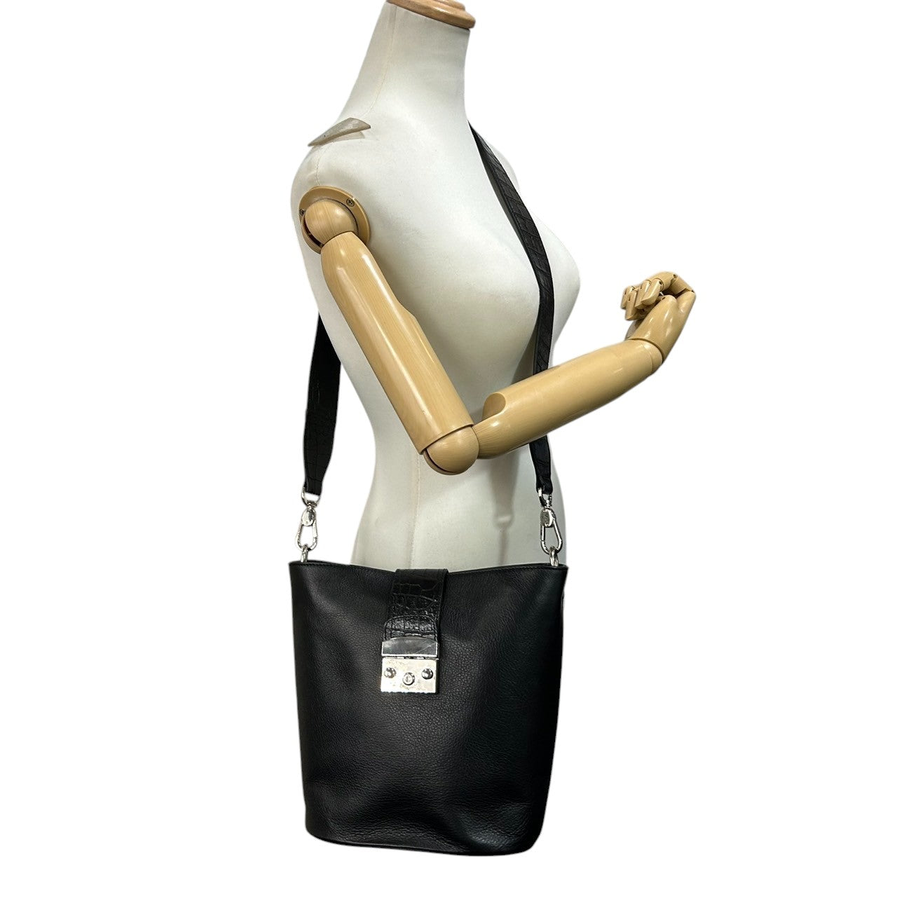 【美品】バーニーズニューヨーク BARNEYS NEWYORK ショルダーバッグ バケツバッグ レザー 本革 クロコ型押し ブラック 黒 シルバー金具 レディース エレガント モダン ワンショルダー 斜め掛け可 自立可 クリーニング済み F