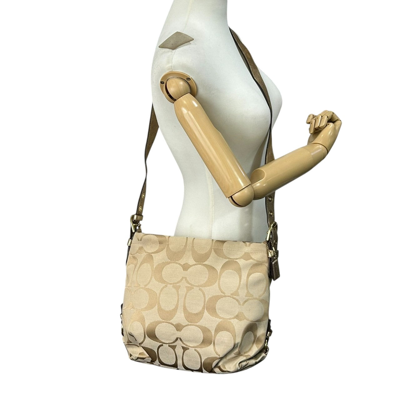 【美品】コーチ COACH ショルダーバッグ シグネチャー ホーボー F15167 キャンバス レザー ベージュ ゴールド レディース エレガント 定番人気 ワンショルダー 斜め掛け可 肩掛け クリーニング済み s32