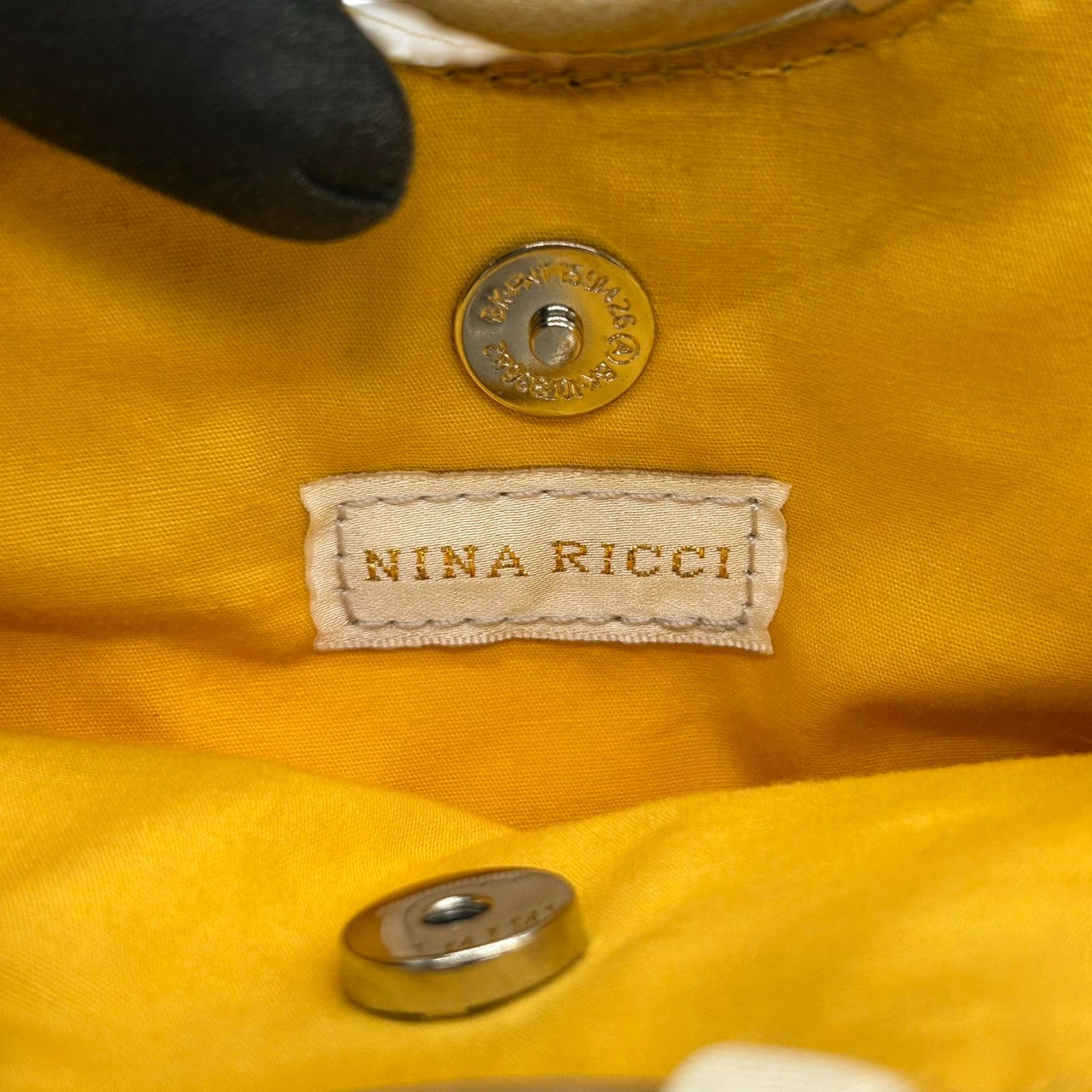 【美品/箱付き】ニナリッチ NINA RICCI ハンドバッグ ミニバッグ キャンバス ウッドハンドル リングハンドル ホワイト 白 リボンモチーフ レディース エレガント フェミニン パーティ コンパクト 自立可 クリーニング済み H