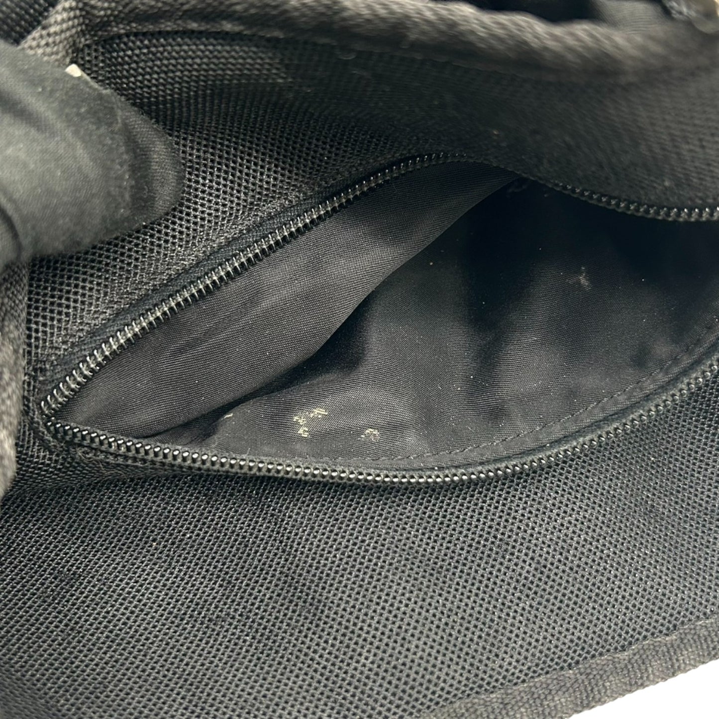 プラダ PRADA トートバッグ ハンドバッグ ナイロン テスート ブラック 黒 ロゴ A4収納可 ビジネス 通勤 通学 レディース メンズ ユニセックス 定番人気モデル 軽量 肩掛け ワンショルダー 三角ロゴプレート s32