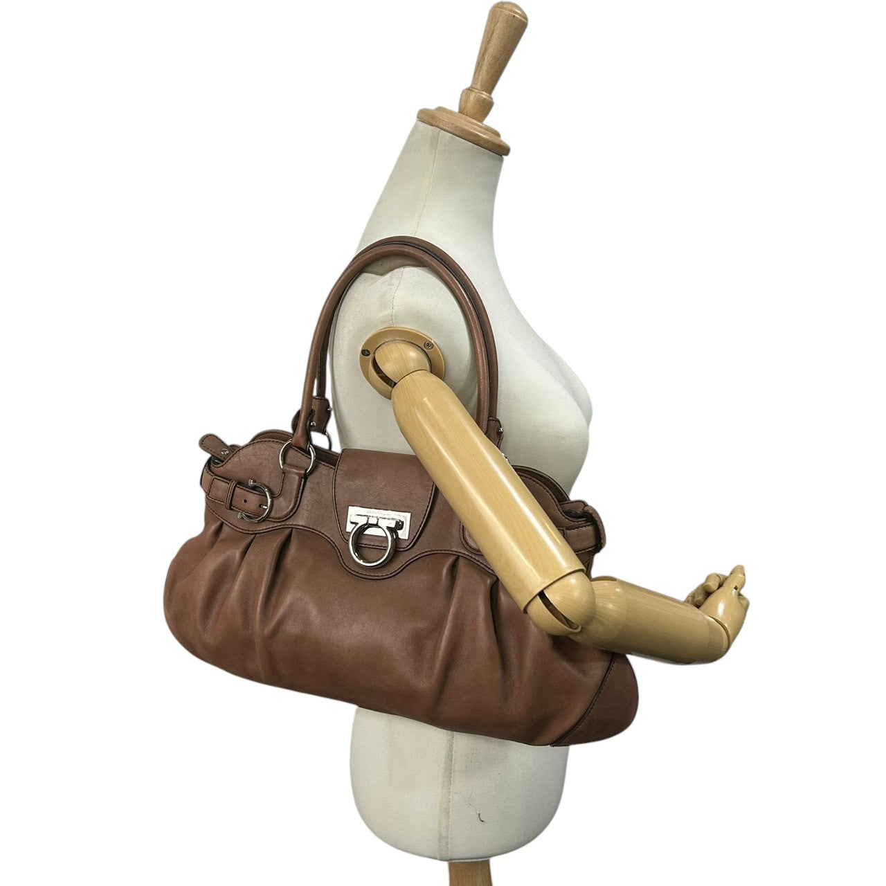 サルヴァトーレフェラガモ マリッサ ハンドバッグ ガンチーニ レザー AB-21 5370 ブラウン レディース エレガント フェミニン 肩掛け ワンショルダー 通勤バッグ クリーニング済み Salvatore Ferragamo U