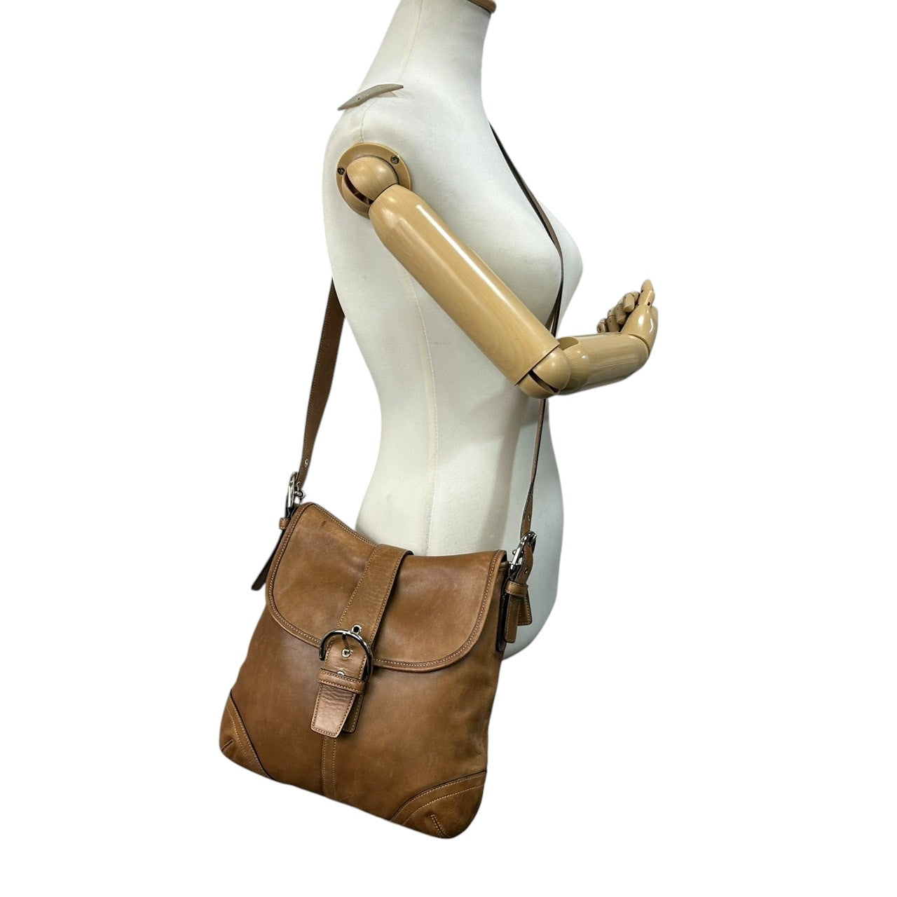 コーチ COACH ショルダーバッグ ソーホー 9480 フラップ レザー 本革 グラブタンレザー ブラウン キャメル ヴィンテージ ビンテージ レディース 定番人気モデル 斜め掛け可 肩掛け 通勤 通学 クラシックデザイン クリーニング済み s50