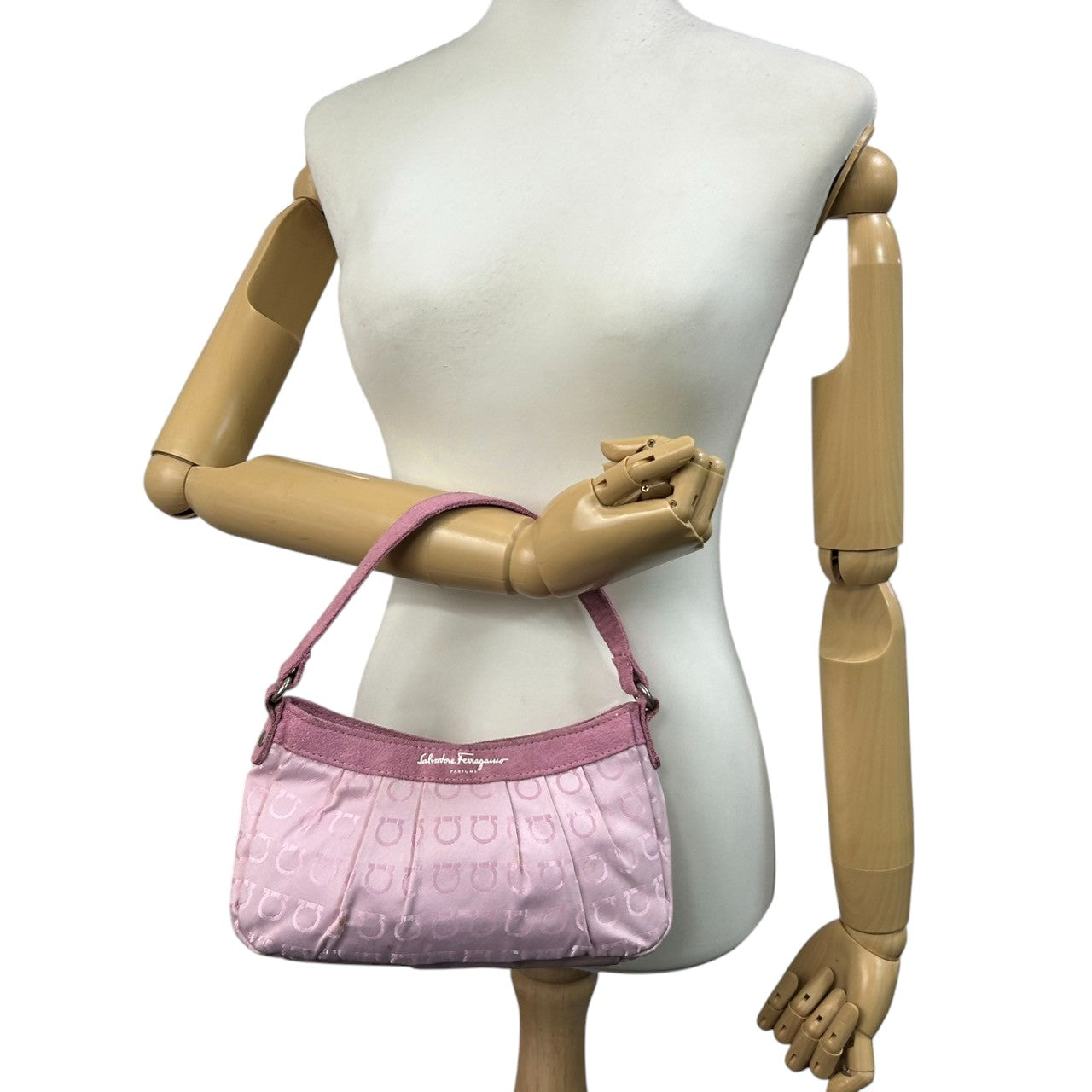 サルヴァトーレフェラガモ ハンドバッグ ミニバッグ アクセサリーポーチ ガンチーニ柄 ジャガード キャンバス スエード ピンク レディース フェミニン かわいい コンパクト 肩掛け ワンショルダー PARFUMS ノベルティ クリーニング済み s39