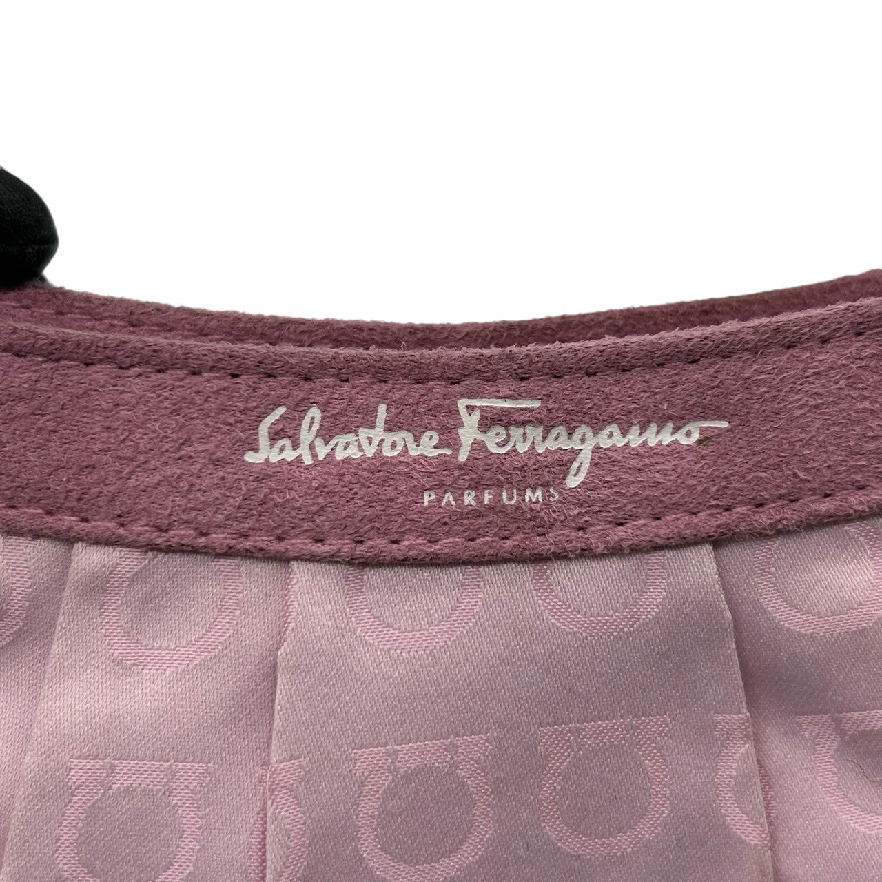 サルヴァトーレフェラガモ ハンドバッグ ミニバッグ アクセサリーポーチ ガンチーニ柄 ジャガード キャンバス スエード ピンク レディース フェミニン かわいい コンパクト 肩掛け ワンショルダー PARFUMS ノベルティ クリーニング済み s39