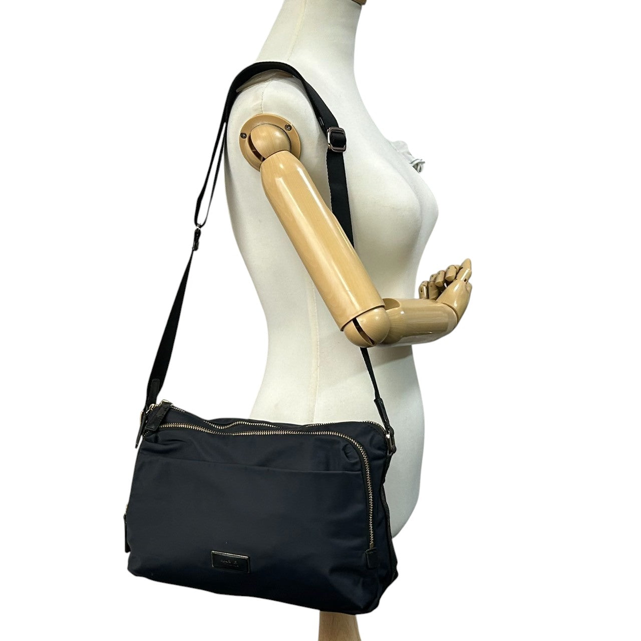 アニエスベー agnes b. VOYAGE ショルダーバッグ ナイロン レザー ブラック 黒 ロゴプレート レディース メンズ ユニセックス 軽量 シンプル カジュアル 通勤 通学 斜め掛け可 肩掛け クリーニング済み s39