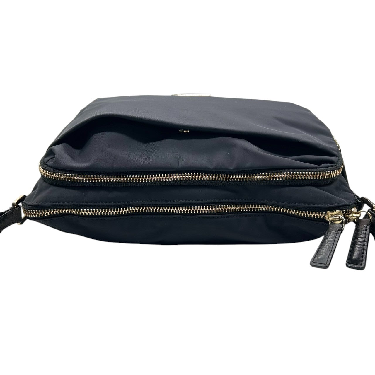 アニエスベー agnes b. VOYAGE ショルダーバッグ ナイロン レザー ブラック 黒 ロゴプレート レディース メンズ ユニセックス 軽量 シンプル カジュアル 通勤 通学 斜め掛け可 肩掛け クリーニング済み s39