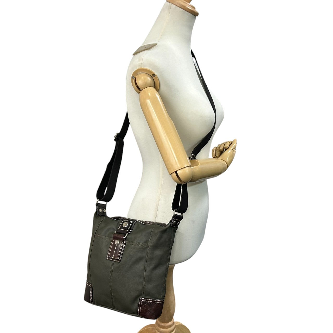【美品】タケオキクチ TAKEO KIKUCHI ショルダーバッグ ナイロン レザー モスグリーン ブラウン メンズ 斜め掛け ACE社製 軽量 カジュアル ビジネス 通勤 通学 スタイリッシュ 機能的 クリーニング済み s39