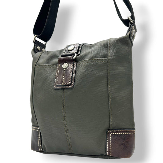 【美品】タケオキクチ TAKEO KIKUCHI ショルダーバッグ ナイロン レザー モスグリーン ブラウン メンズ 斜め掛け ACE社製 軽量 カジュアル ビジネス 通勤 通学 スタイリッシュ 機能的 クリーニング済み s39