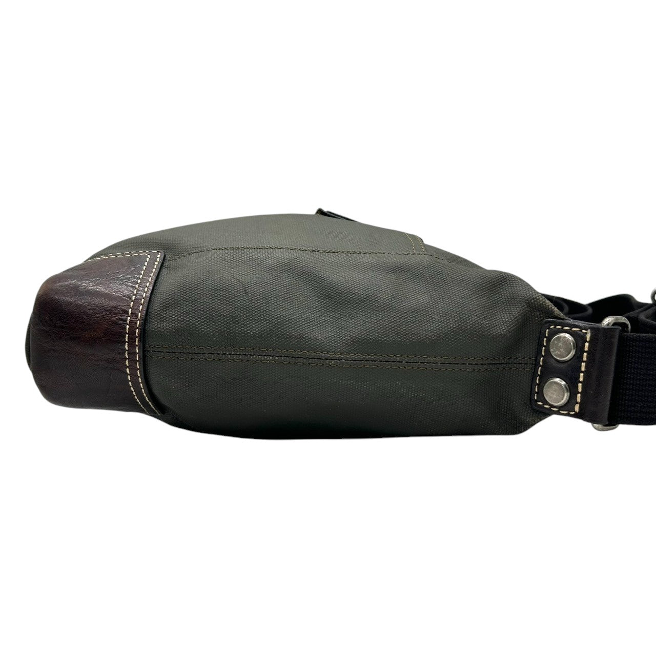 【美品】タケオキクチ TAKEO KIKUCHI ショルダーバッグ ナイロン レザー モスグリーン ブラウン メンズ 斜め掛け ACE社製 軽量 カジュアル ビジネス 通勤 通学 スタイリッシュ 機能的 クリーニング済み s39