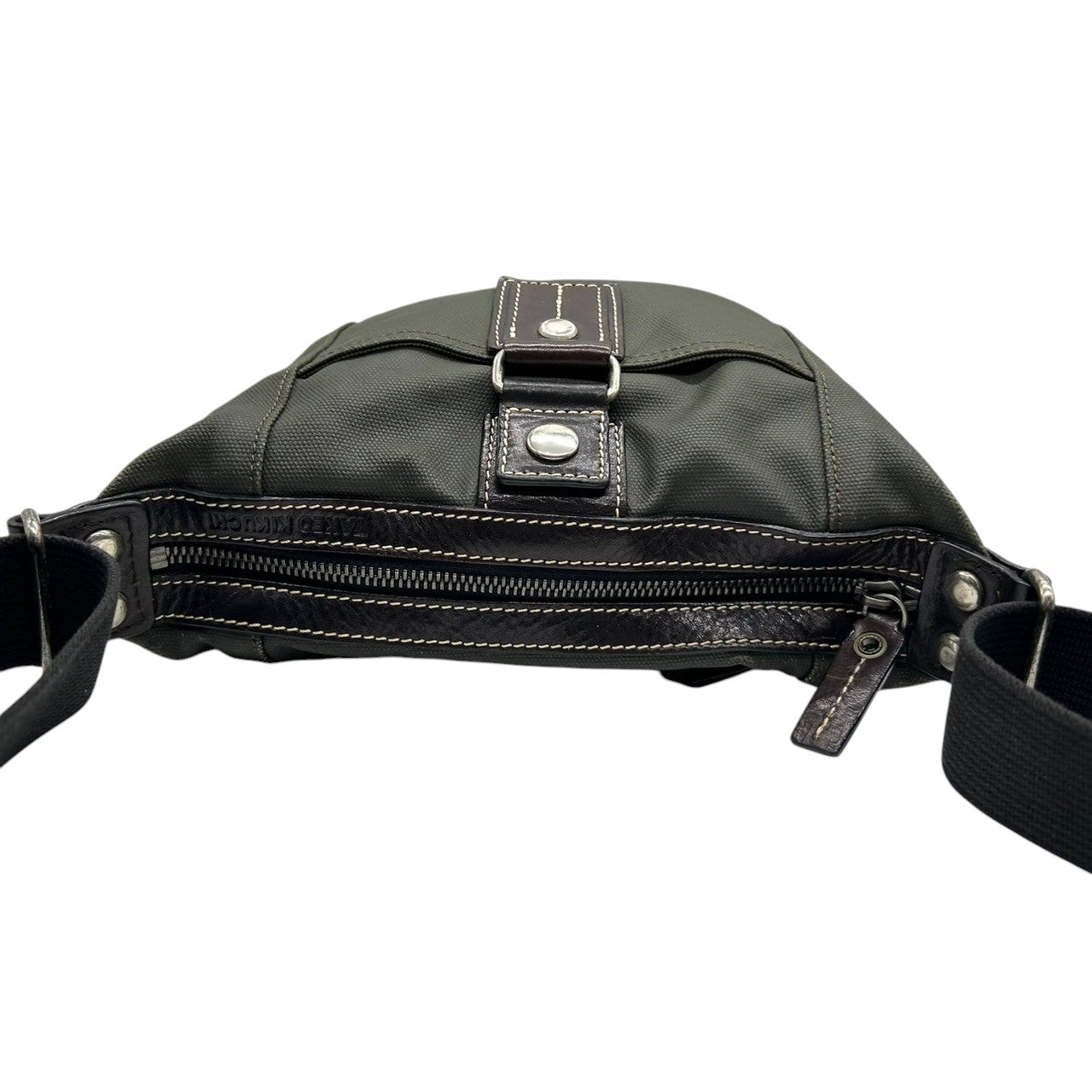 【美品】タケオキクチ TAKEO KIKUCHI ショルダーバッグ ナイロン レザー モスグリーン ブラウン メンズ 斜め掛け ACE社製 軽量 カジュアル ビジネス 通勤 通学 スタイリッシュ 機能的 クリーニング済み s39