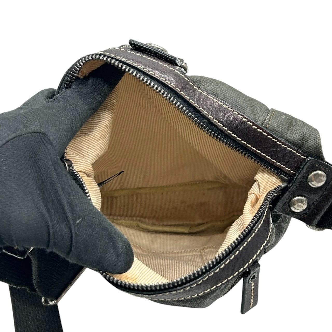 【美品】タケオキクチ TAKEO KIKUCHI ショルダーバッグ ナイロン レザー モスグリーン ブラウン メンズ 斜め掛け ACE社製 軽量 カジュアル ビジネス 通勤 通学 スタイリッシュ 機能的 クリーニング済み s39