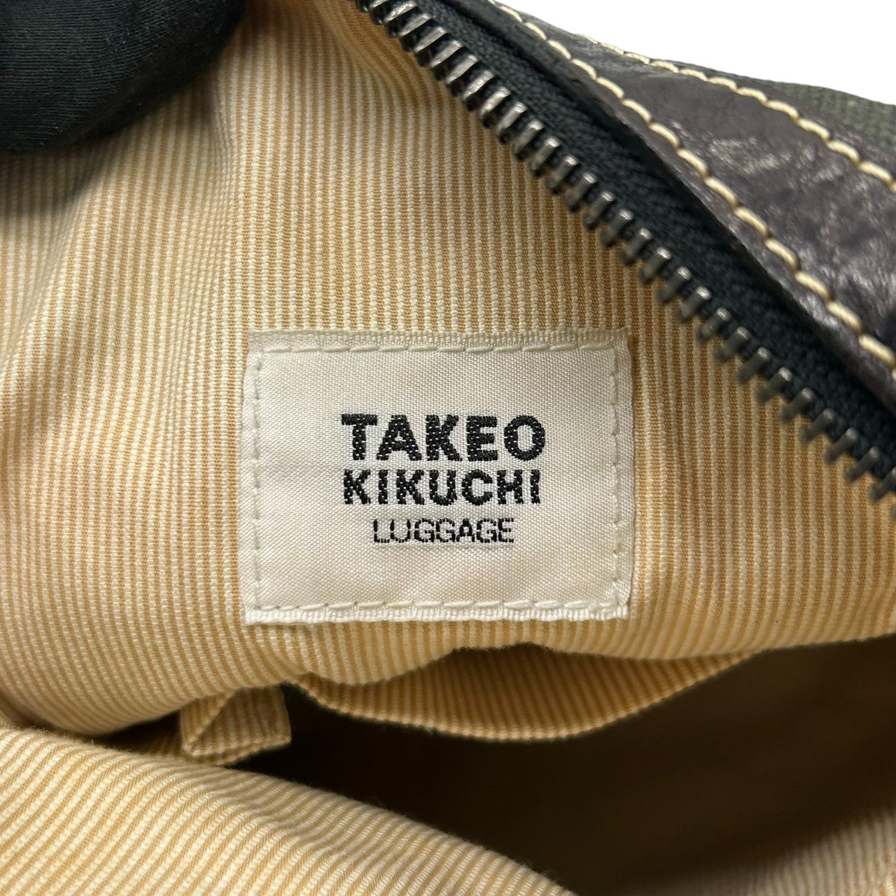 【美品】タケオキクチ TAKEO KIKUCHI ショルダーバッグ ナイロン レザー モスグリーン ブラウン メンズ 斜め掛け ACE社製 軽量 カジュアル ビジネス 通勤 通学 スタイリッシュ 機能的 クリーニング済み s39