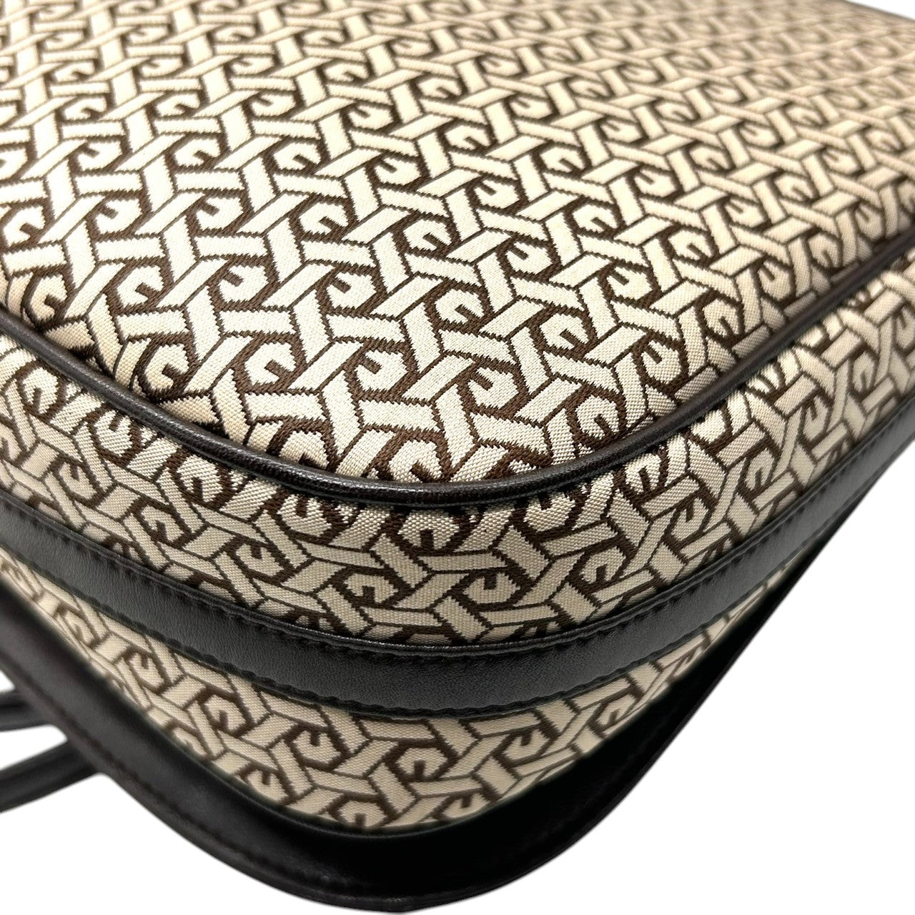 【美品】 ジバンシー ジバンシィ GIVENCHY SACS ヴィンテージ ショルダーバッグ 4Gロゴ 総柄 幾何学模様 キャンバス レザー ブラウン 斜め掛け可 レディース クラシック vintage ポシェット 鏡付き クリーニング済み U9