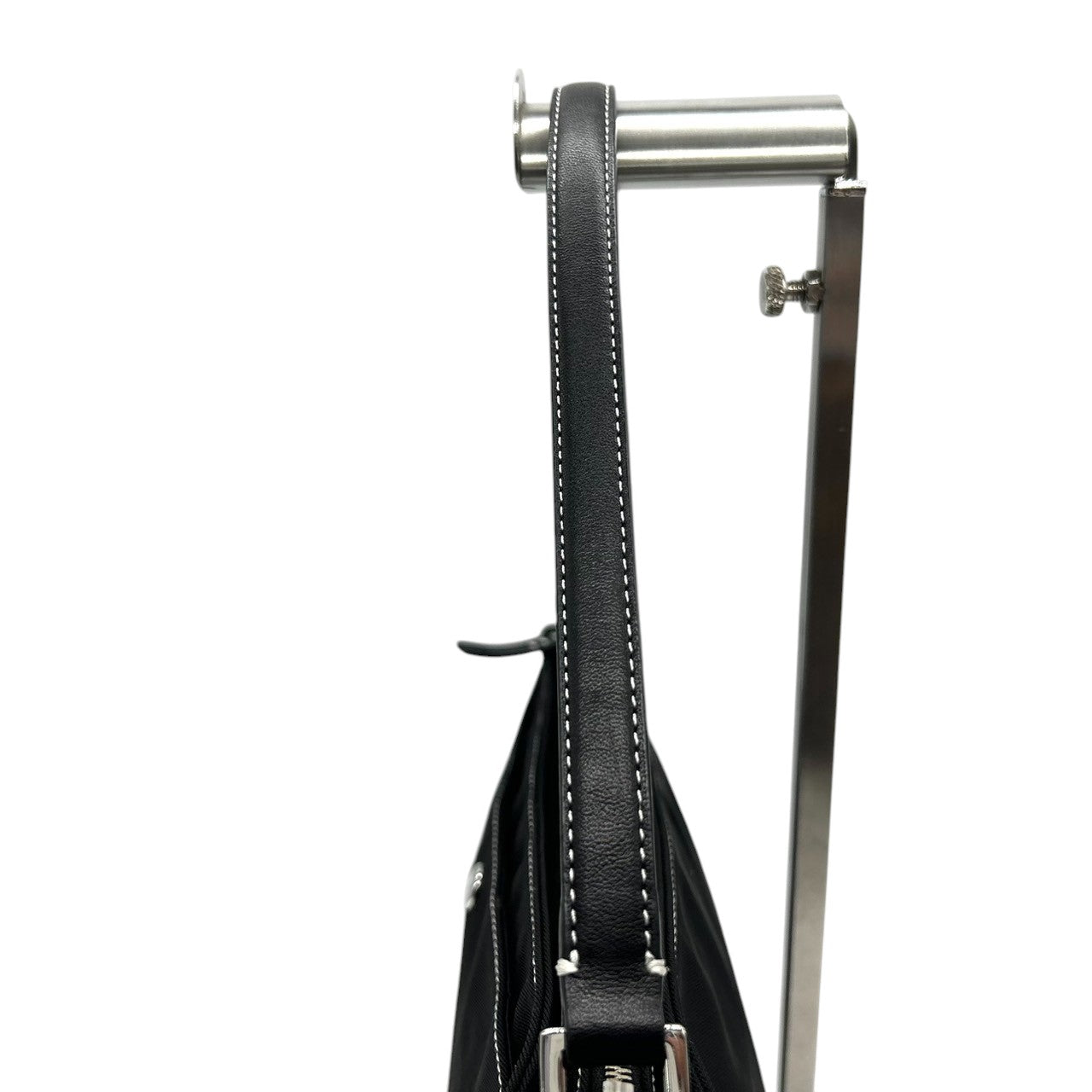 【美品】アニエスベー agnes b. ハンドバッグ アクセサリーポーチ ミニバッグ ナイロン レザー ブラック 黒 ホワイトステッチ b.ロゴ レディース シンプル カジュアル エレガント デザイン 自立可 クリーニング済み s90