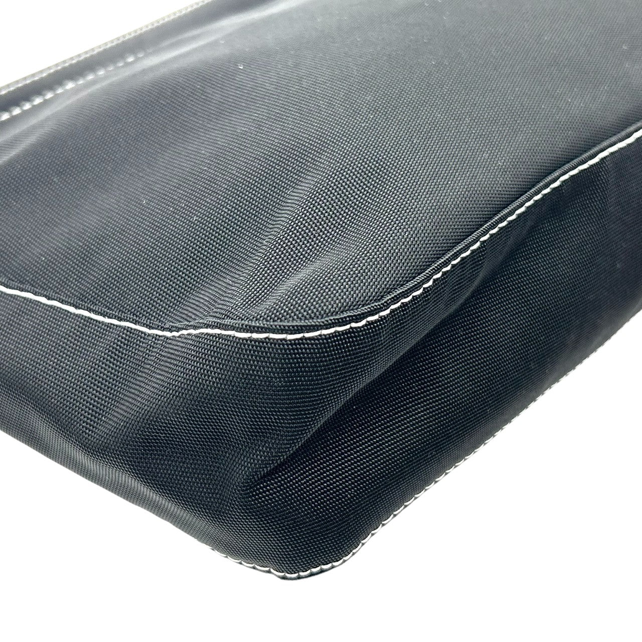 【美品】アニエスベー agnes b. ハンドバッグ アクセサリーポーチ ミニバッグ ナイロン レザー ブラック 黒 ホワイトステッチ b.ロゴ レディース シンプル カジュアル エレガント デザイン 自立可 クリーニング済み s90