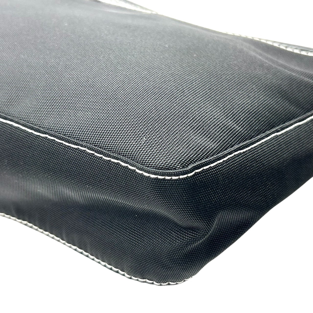 【美品】アニエスベー agnes b. ハンドバッグ アクセサリーポーチ ミニバッグ ナイロン レザー ブラック 黒 ホワイトステッチ b.ロゴ レディース シンプル カジュアル エレガント デザイン 自立可 クリーニング済み s90