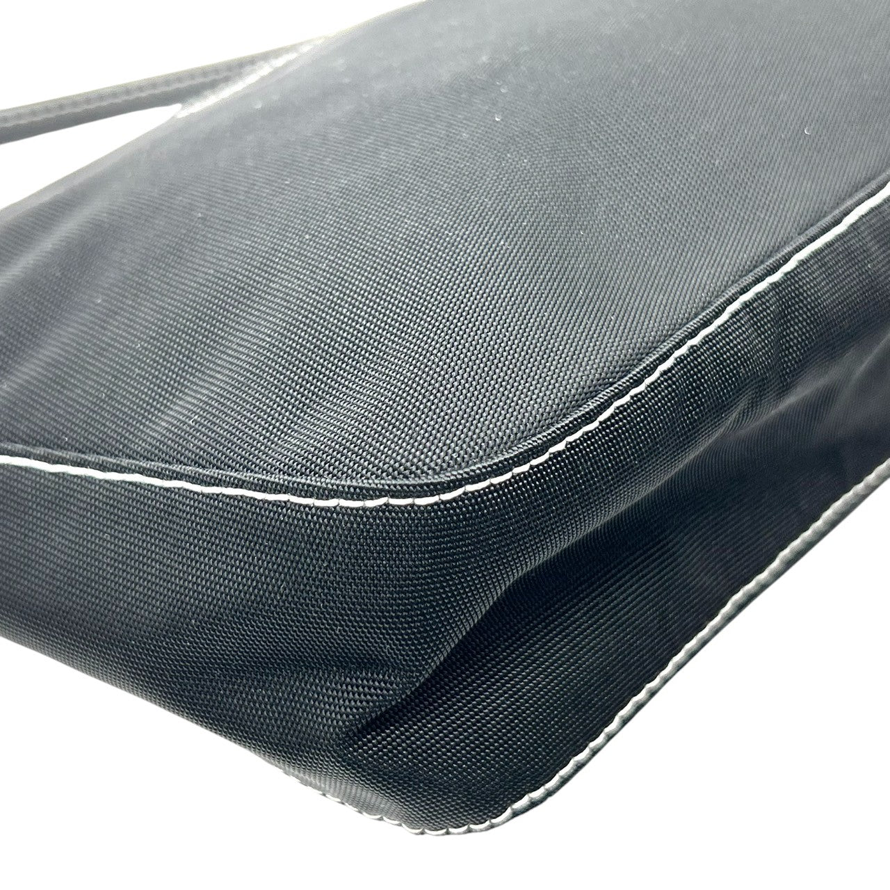 【美品】アニエスベー agnes b. ハンドバッグ アクセサリーポーチ ミニバッグ ナイロン レザー ブラック 黒 ホワイトステッチ b.ロゴ レディース シンプル カジュアル エレガント デザイン 自立可 クリーニング済み s90