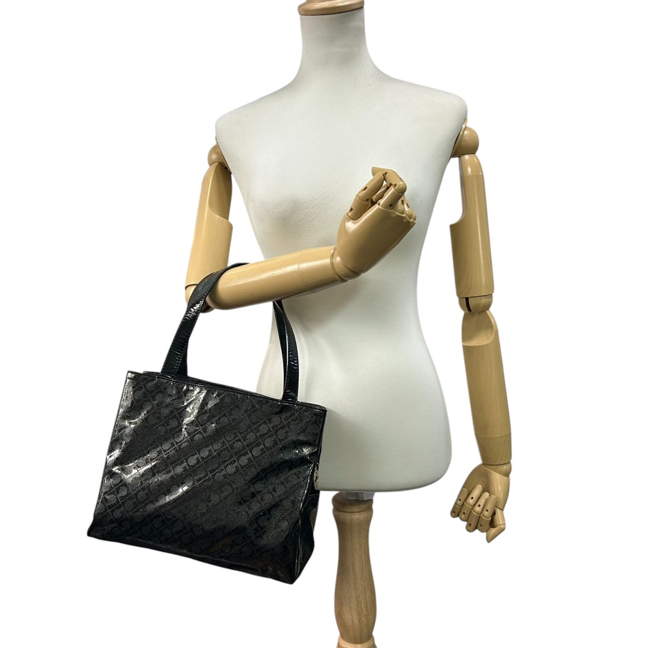 【未使用に近い】 ゲラルディーニ GHERARDINI トートバッグ ハンドバッグ ソフティ モノグラム エナメル パテント PVC ブラック ラメ Gロゴチャーム レディース ワンショルダー A4収納可 軽量 自立可 保存袋付き E5