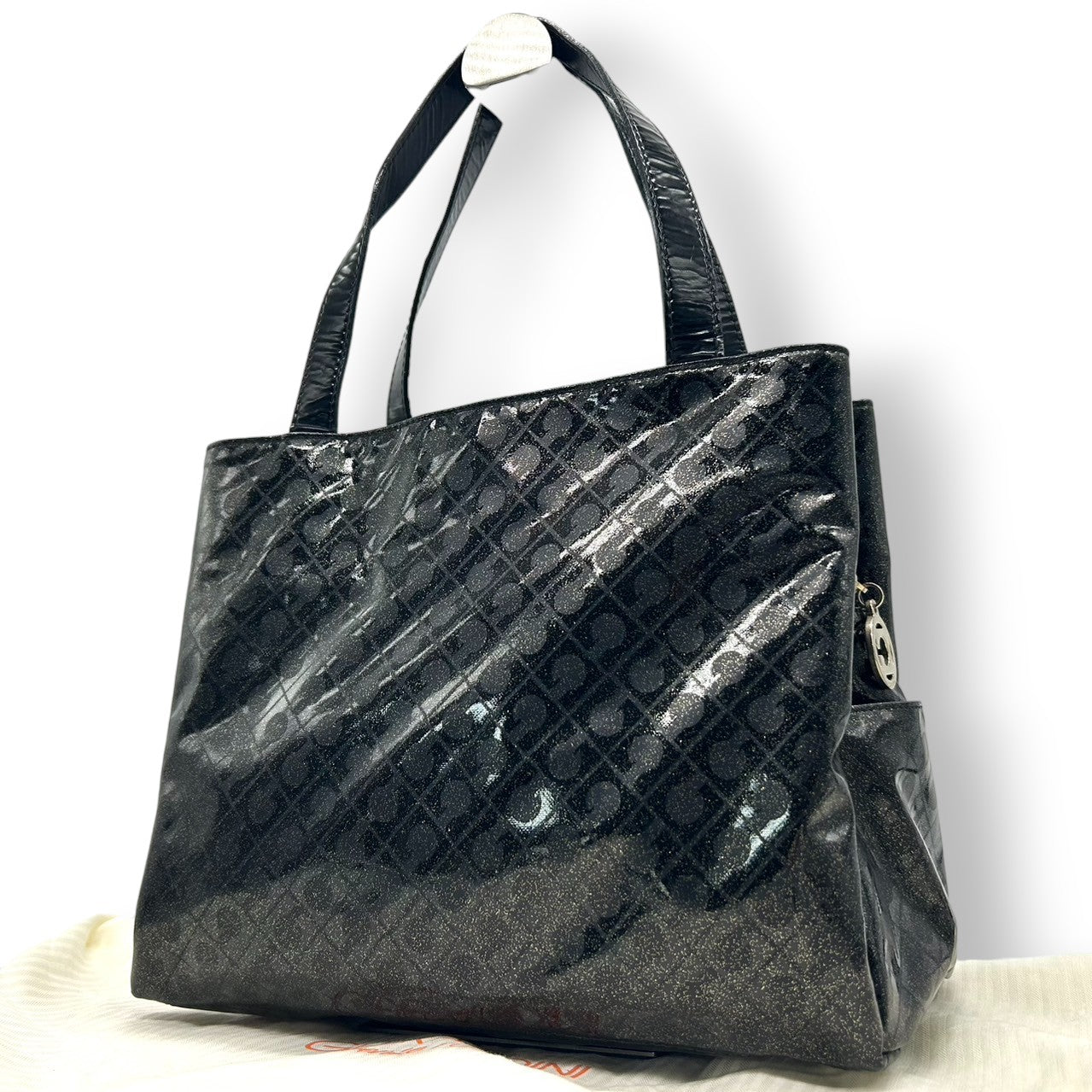 【未使用に近い】 ゲラルディーニ GHERARDINI トートバッグ ハンドバッグ ソフティ モノグラム エナメル パテント PVC ブラック ラメ Gロゴチャーム レディース ワンショルダー A4収納可 軽量 自立可 保存袋付き E5