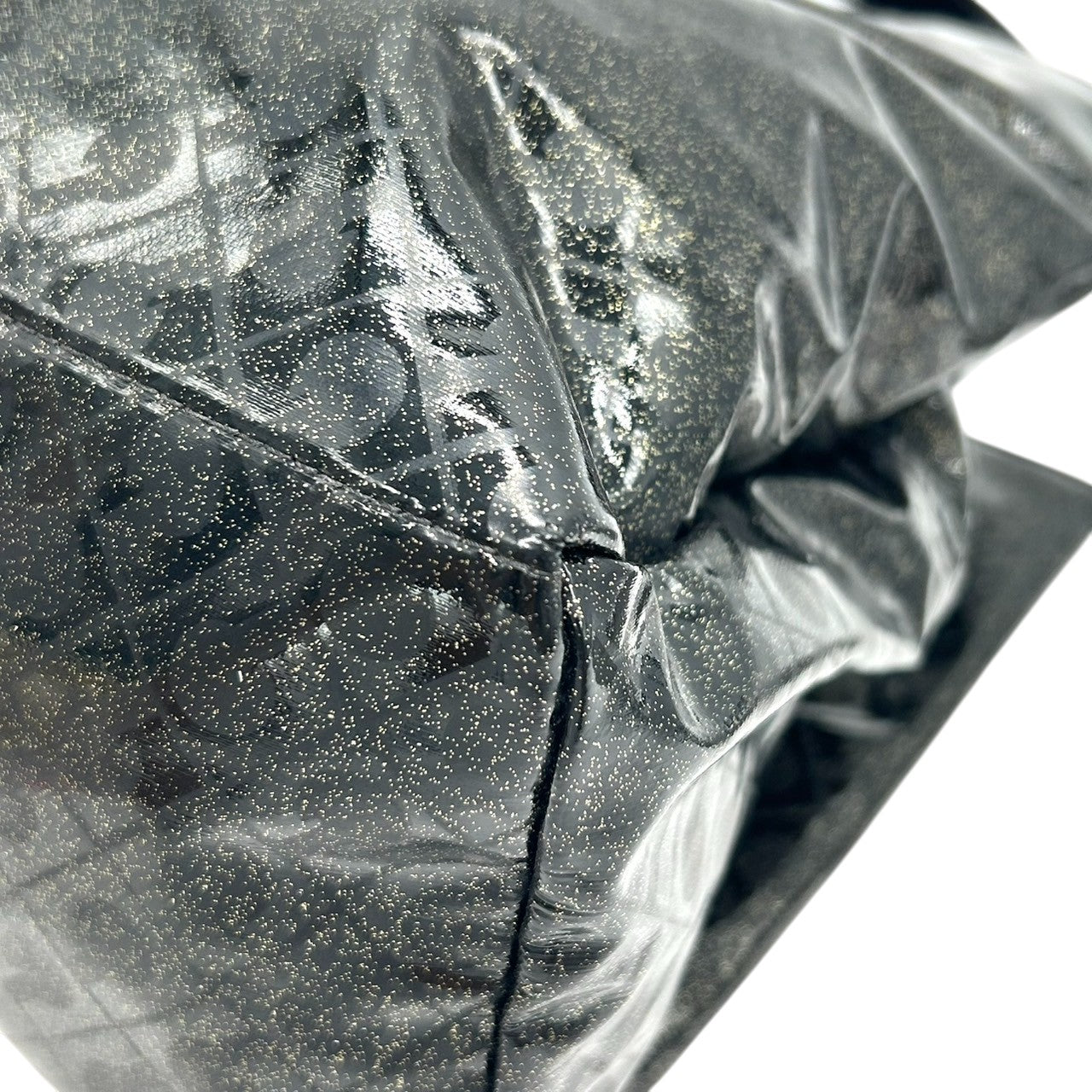 【未使用に近い】 ゲラルディーニ GHERARDINI トートバッグ ハンドバッグ ソフティ モノグラム エナメル パテント PVC ブラック ラメ Gロゴチャーム レディース ワンショルダー A4収納可 軽量 自立可 保存袋付き E5