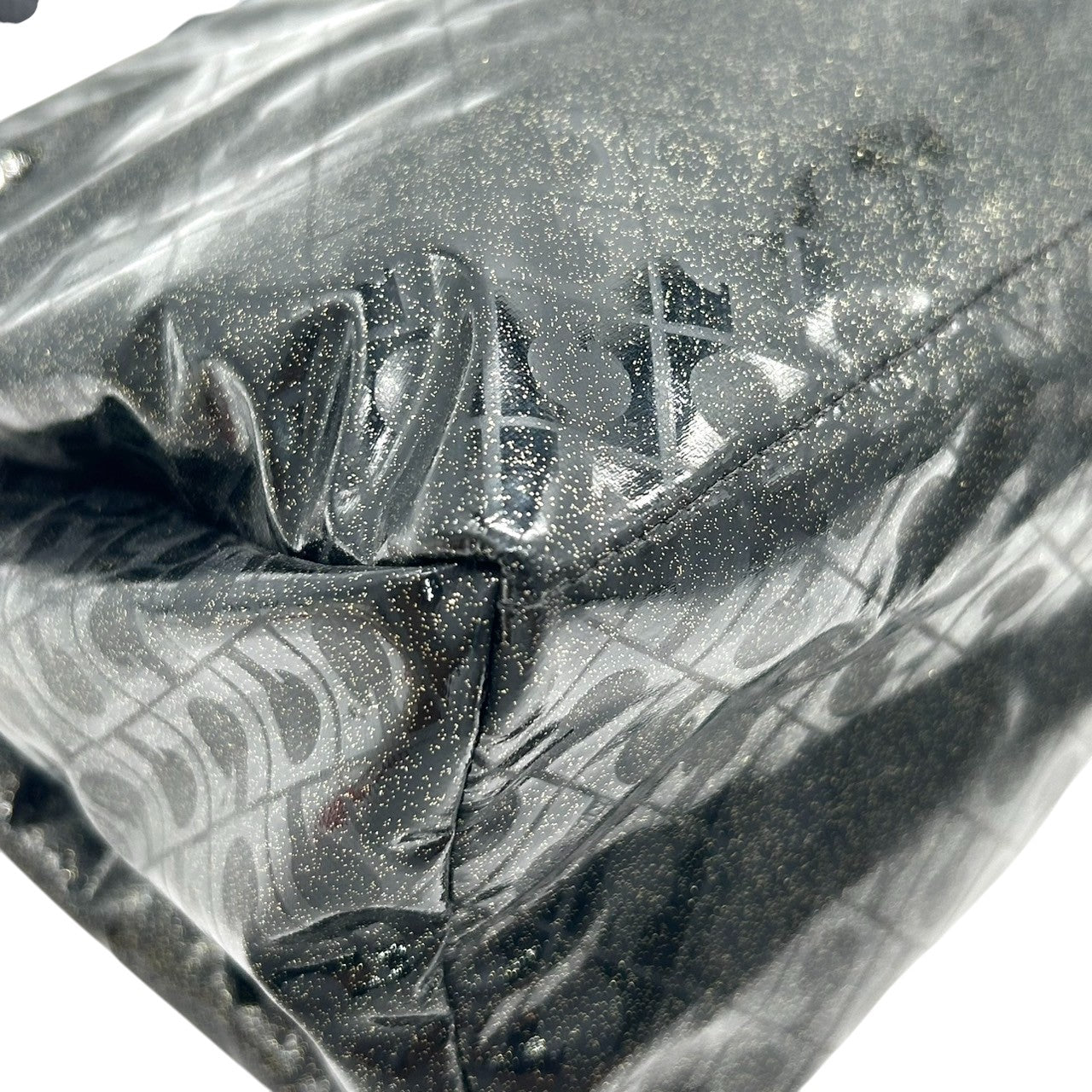 【未使用に近い】 ゲラルディーニ GHERARDINI トートバッグ ハンドバッグ ソフティ モノグラム エナメル パテント PVC ブラック ラメ Gロゴチャーム レディース ワンショルダー A4収納可 軽量 自立可 保存袋付き E5