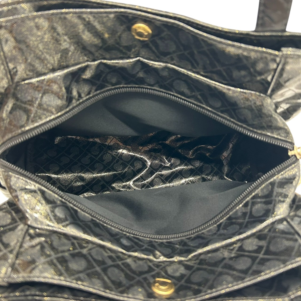 【未使用に近い】 ゲラルディーニ GHERARDINI トートバッグ ハンドバッグ ソフティ モノグラム エナメル パテント PVC ブラック ラメ Gロゴチャーム レディース ワンショルダー A4収納可 軽量 自立可 保存袋付き E5