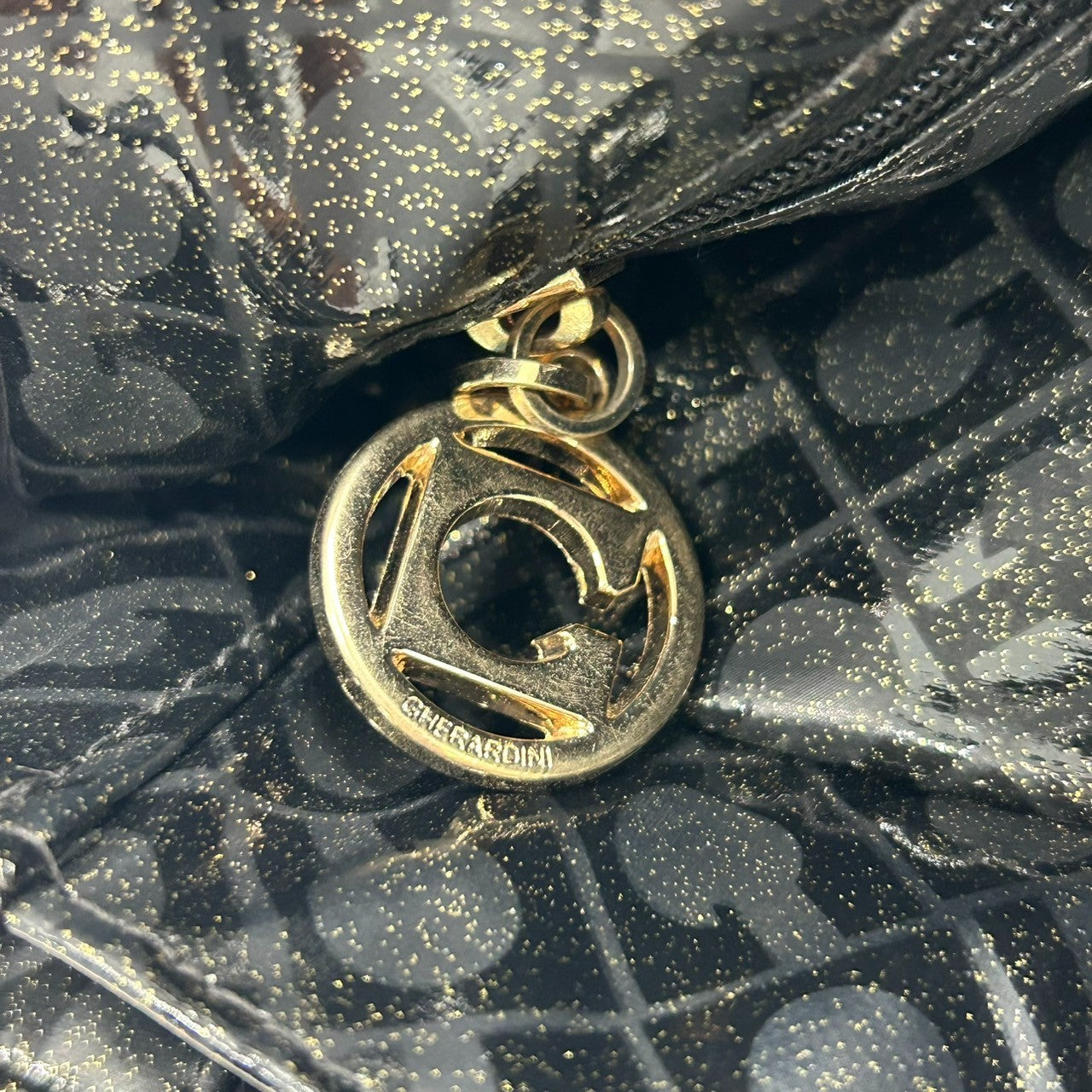 【未使用に近い】 ゲラルディーニ GHERARDINI トートバッグ ハンドバッグ ソフティ モノグラム エナメル パテント PVC ブラック ラメ Gロゴチャーム レディース ワンショルダー A4収納可 軽量 自立可 保存袋付き E5