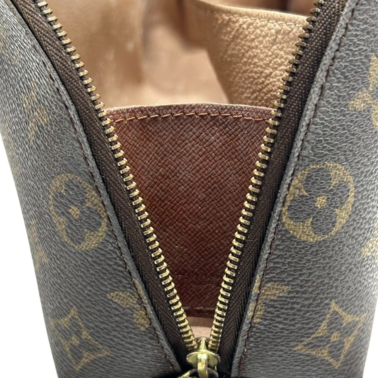 ルイヴィトン LOUIS VUITTON ポシェット コスメティック M47515 モノグラム 化粧ポーチ 半月型 アクセサリーポーチ 小物入れ レディース ブラウン PVC レザー ヴィンテージ ビンテージ クラシック 定番 人気 クリーニング済み s57