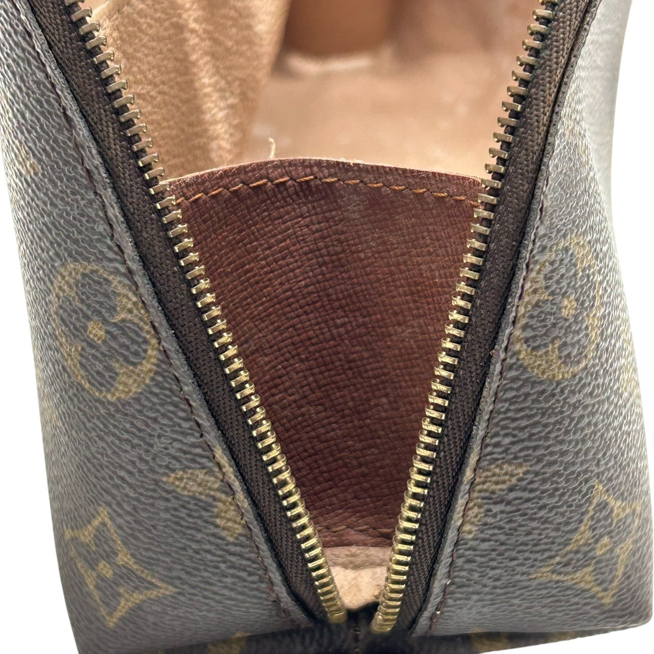 ルイヴィトン LOUIS VUITTON ポシェット コスメティック M47515 モノグラム 化粧ポーチ 半月型 アクセサリーポーチ 小物入れ レディース ブラウン PVC レザー ヴィンテージ ビンテージ クラシック 定番 人気 クリーニング済み s57