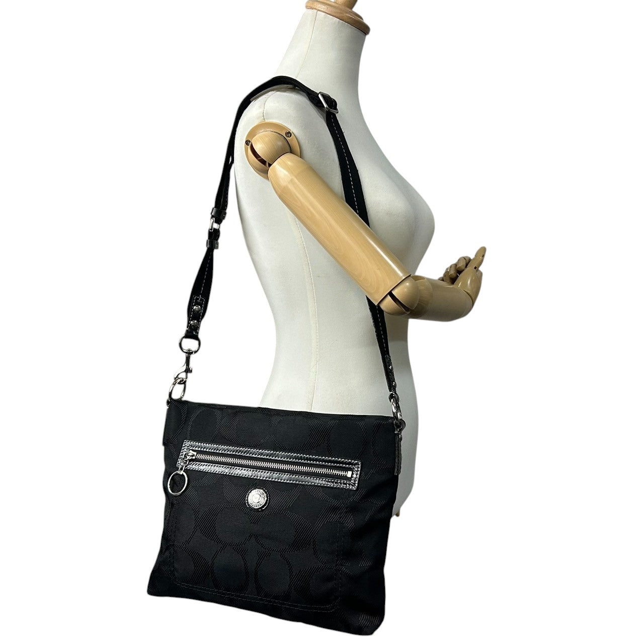 【美品】コーチ COACH オプアート ショルダーバッグ F14872 クロスボディバッグ 斜め掛け可 レディース メンズ ユニセックス キャンバス パテントレザー ブラック 軽量 スタイリッシュデザイン 通勤 通学 クリーニング済み s35