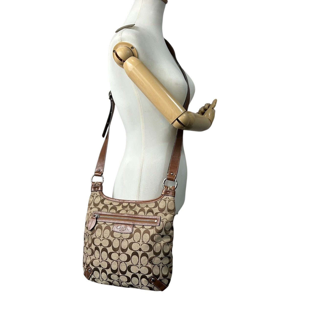 【美品】コーチ COACH シグネチャー ショルダーバッグ F14689 クロスボディバッグ 斜め掛け可 レディース キャンバス レザー ブラウン ベージュ 軽量 通勤 通学 クラシックデザイン エレガント クリーニング済み s64