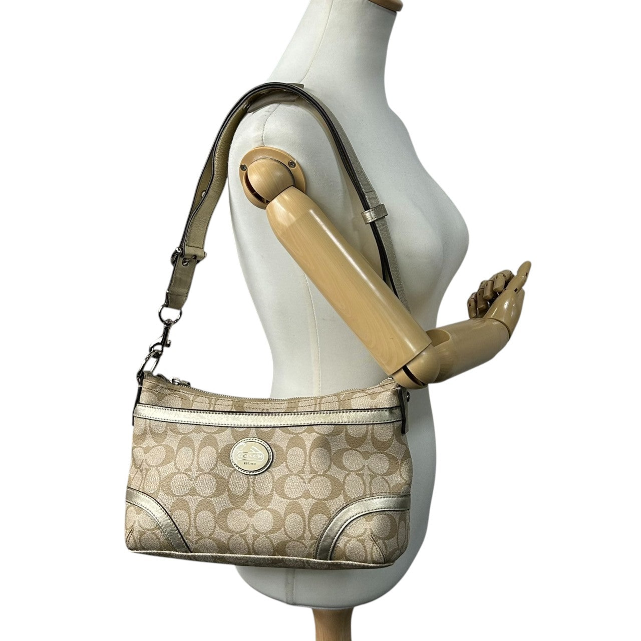 【美品】COACH コーチ シグネチャー 2WAY ショルダーバッグ F18879 ワンショルダー 斜め掛け可 PVC レザー ベージュ ゴールド レディース エレガント フェミニン 通勤 通学 デイリーユース 人気モデル クリーニング済み s64