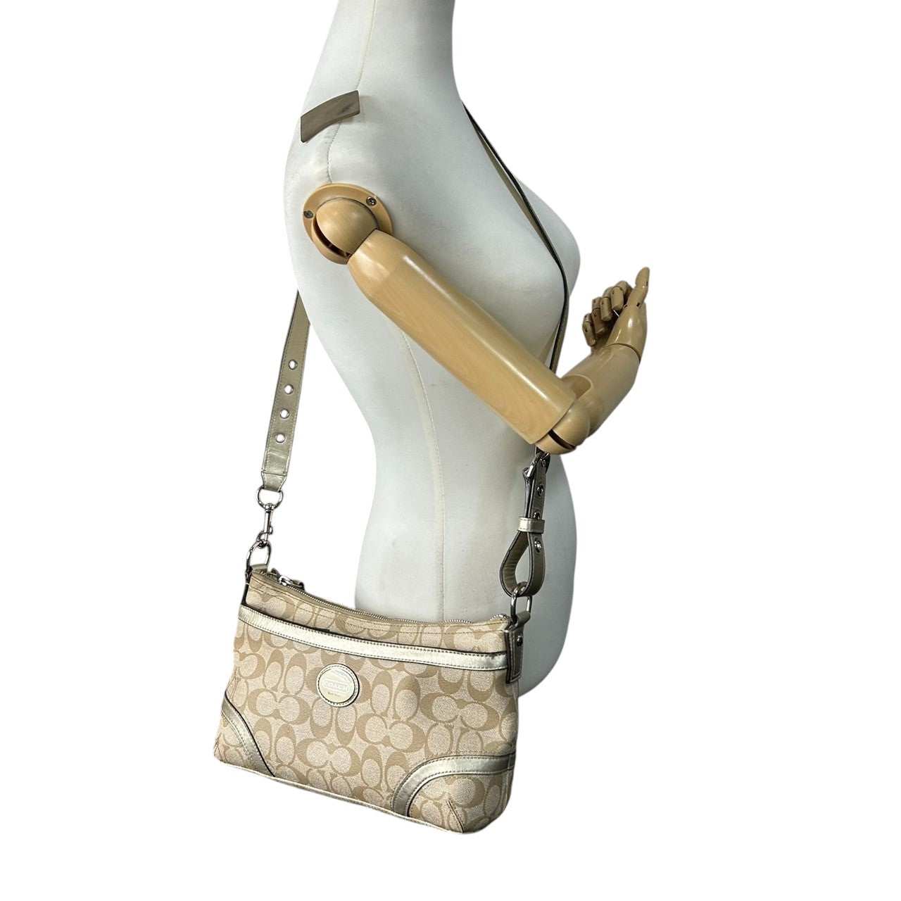 【美品】COACH コーチ シグネチャー 2WAY ショルダーバッグ F18879 ワンショルダー 斜め掛け可 PVC レザー ベージュ ゴールド レディース エレガント フェミニン 通勤 通学 デイリーユース 人気モデル クリーニング済み s64