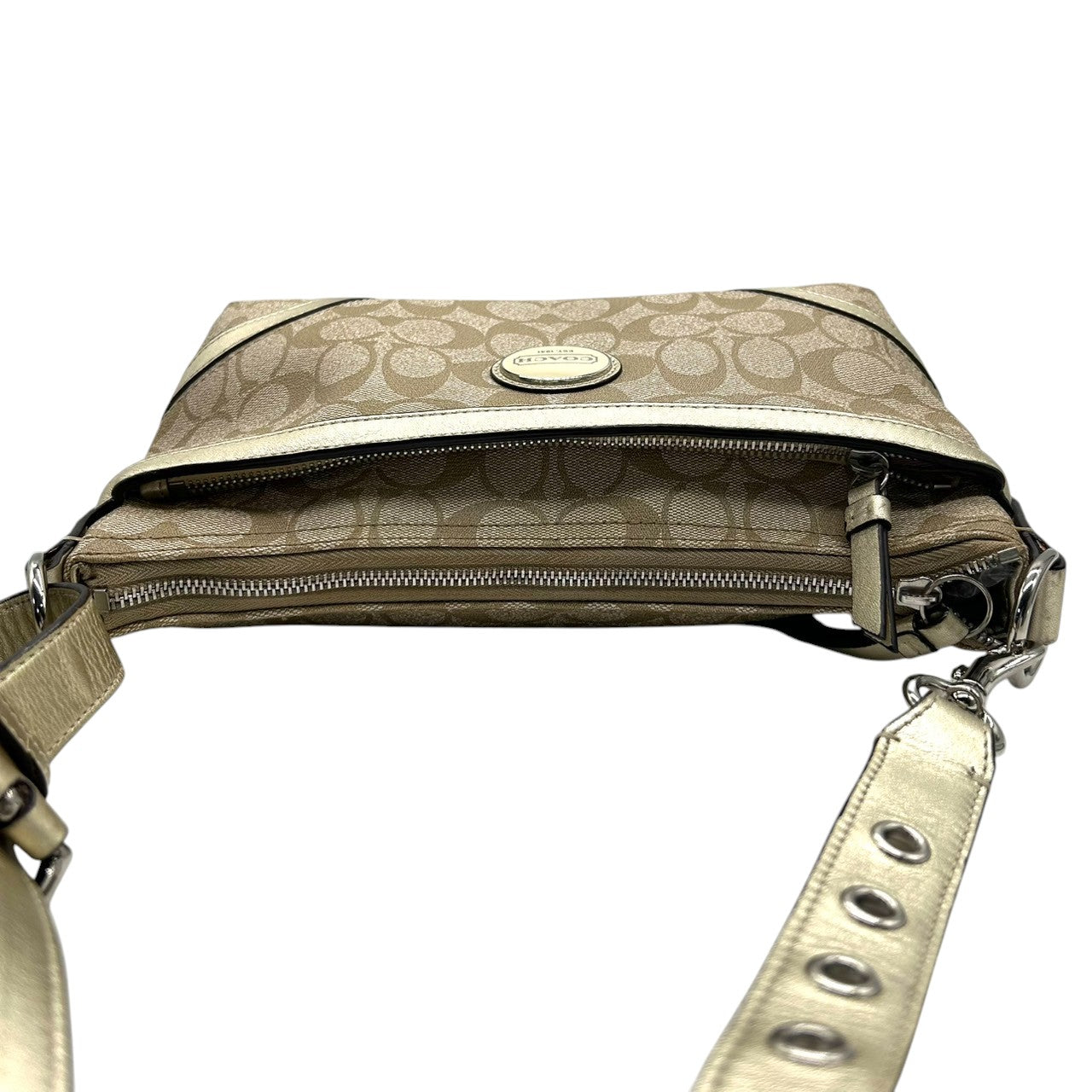 【美品】COACH コーチ シグネチャー 2WAY ショルダーバッグ F18879 ワンショルダー 斜め掛け可 PVC レザー ベージュ ゴールド レディース エレガント フェミニン 通勤 通学 デイリーユース 人気モデル クリーニング済み s64