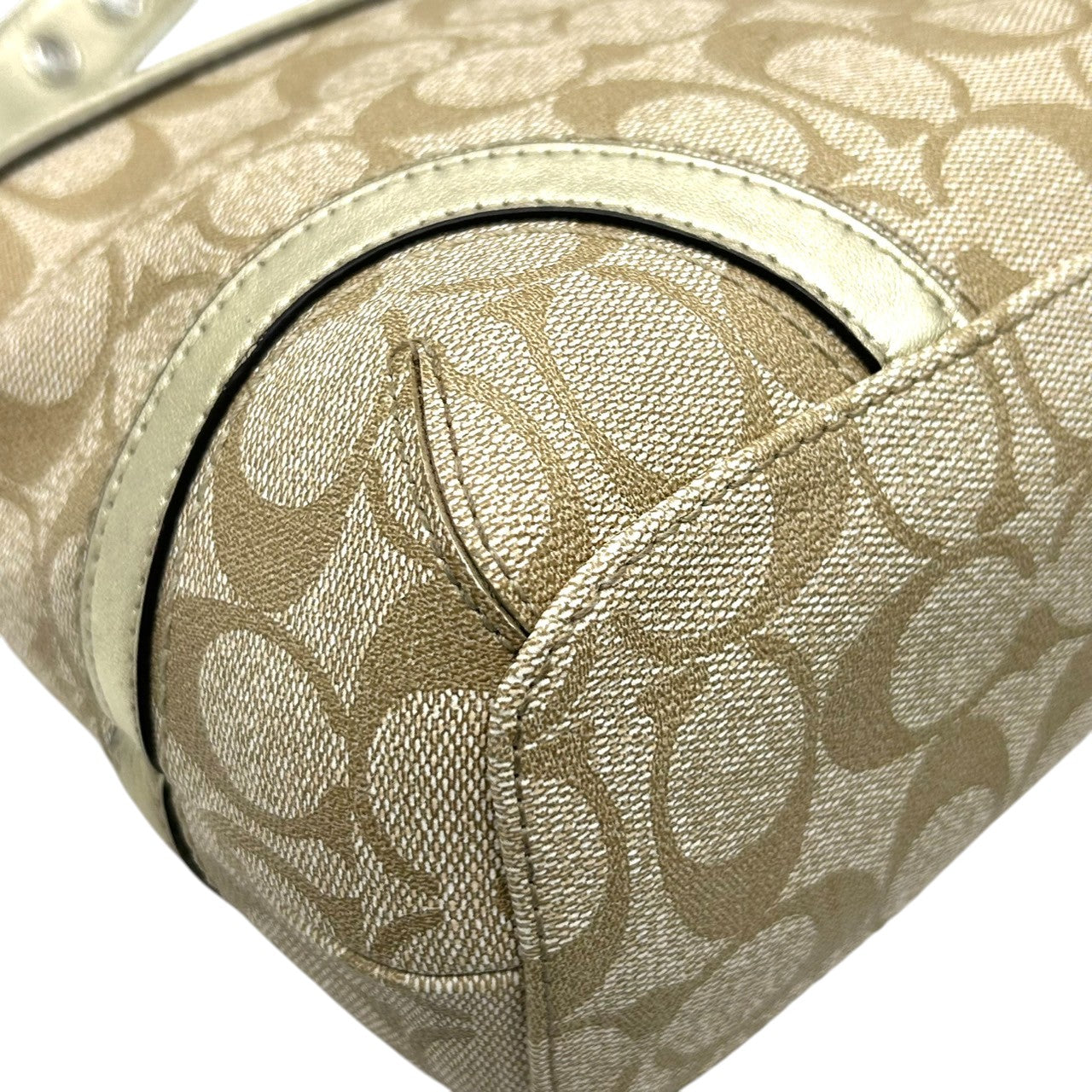 【美品】COACH コーチ シグネチャー 2WAY ショルダーバッグ F18879 ワンショルダー 斜め掛け可 PVC レザー ベージュ ゴールド レディース エレガント フェミニン 通勤 通学 デイリーユース 人気モデル クリーニング済み s64