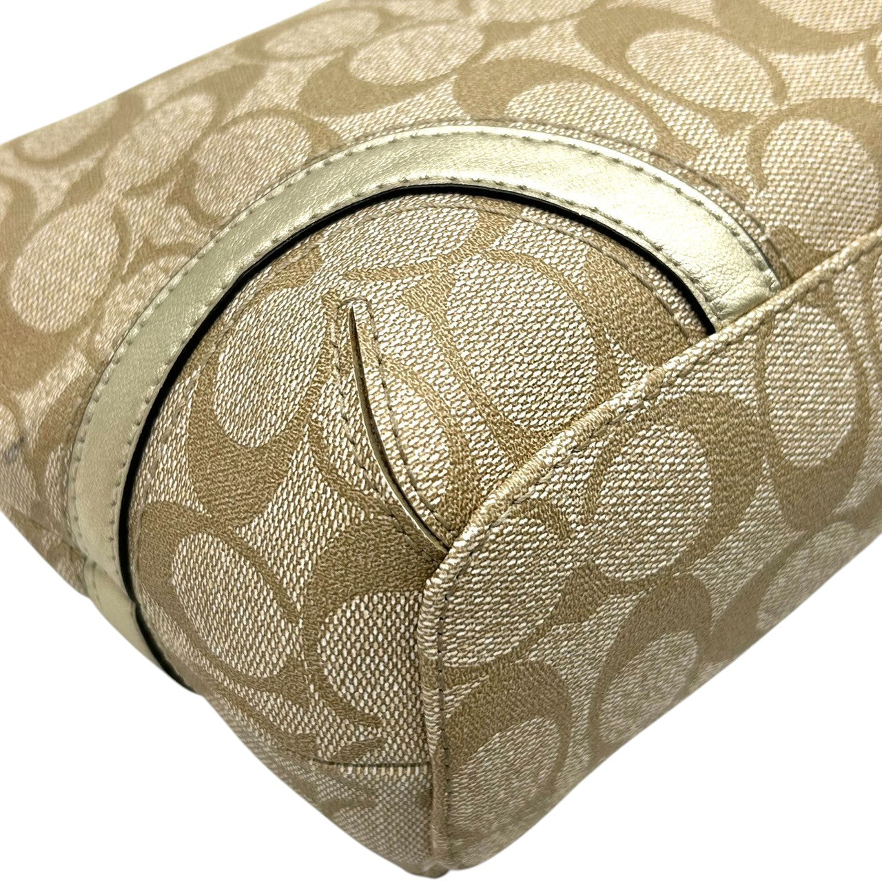 【美品】COACH コーチ シグネチャー 2WAY ショルダーバッグ F18879 ワンショルダー 斜め掛け可 PVC レザー ベージュ ゴールド レディース エレガント フェミニン 通勤 通学 デイリーユース 人気モデル クリーニング済み s64