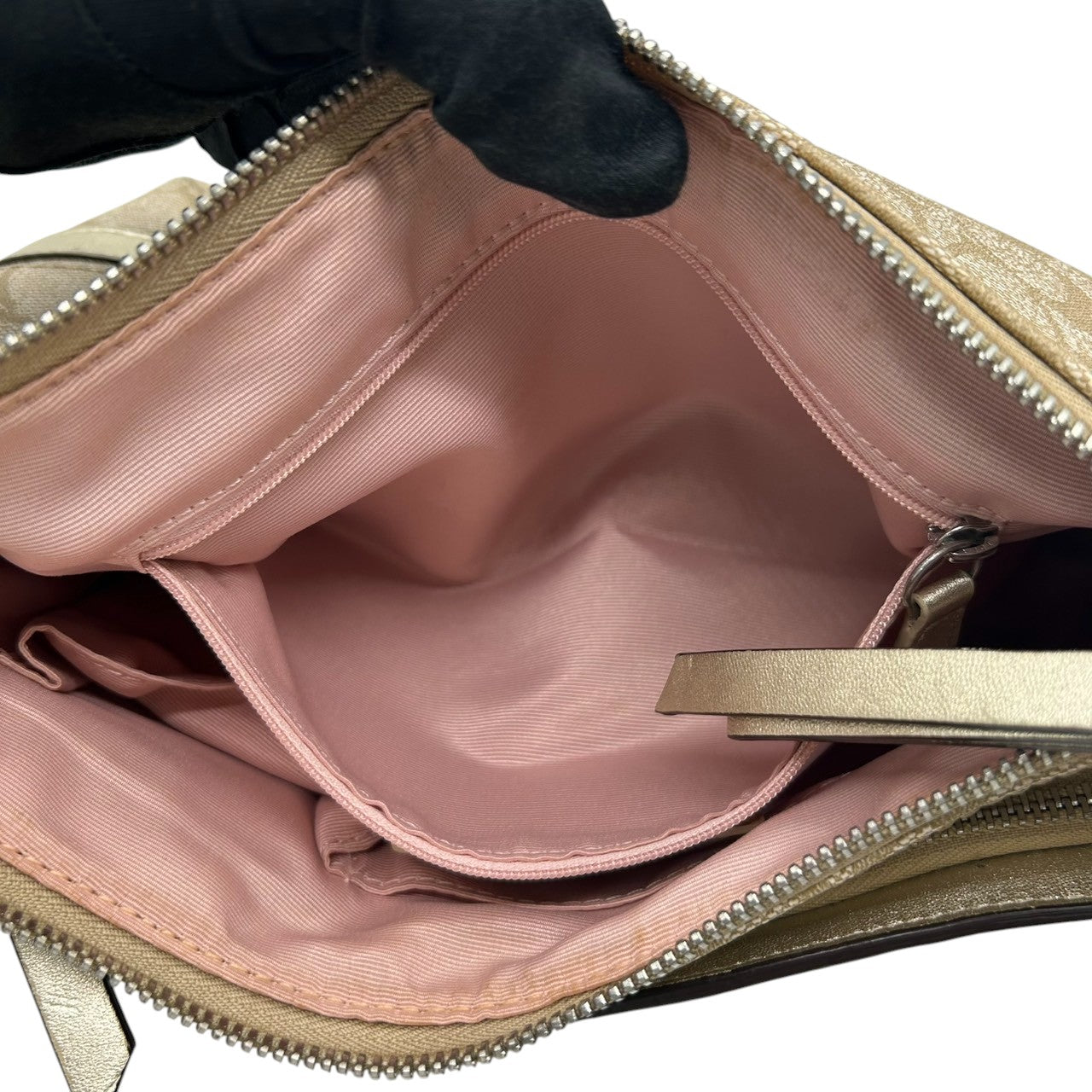 【美品】COACH コーチ シグネチャー 2WAY ショルダーバッグ F18879 ワンショルダー 斜め掛け可 PVC レザー ベージュ ゴールド レディース エレガント フェミニン 通勤 通学 デイリーユース 人気モデル クリーニング済み s64