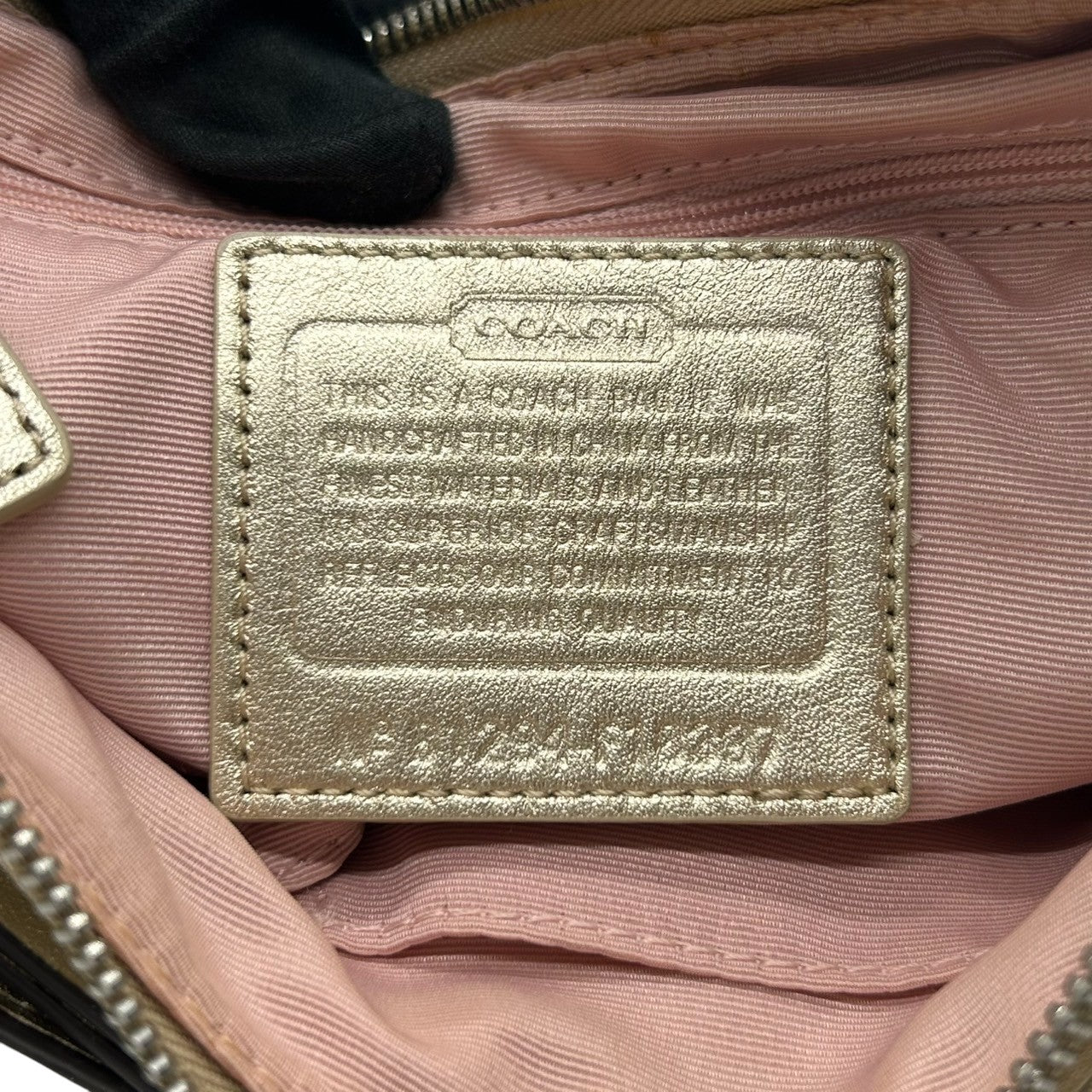 【美品】COACH コーチ シグネチャー 2WAY ショルダーバッグ F18879 ワンショルダー 斜め掛け可 PVC レザー ベージュ ゴールド レディース エレガント フェミニン 通勤 通学 デイリーユース 人気モデル クリーニング済み s64