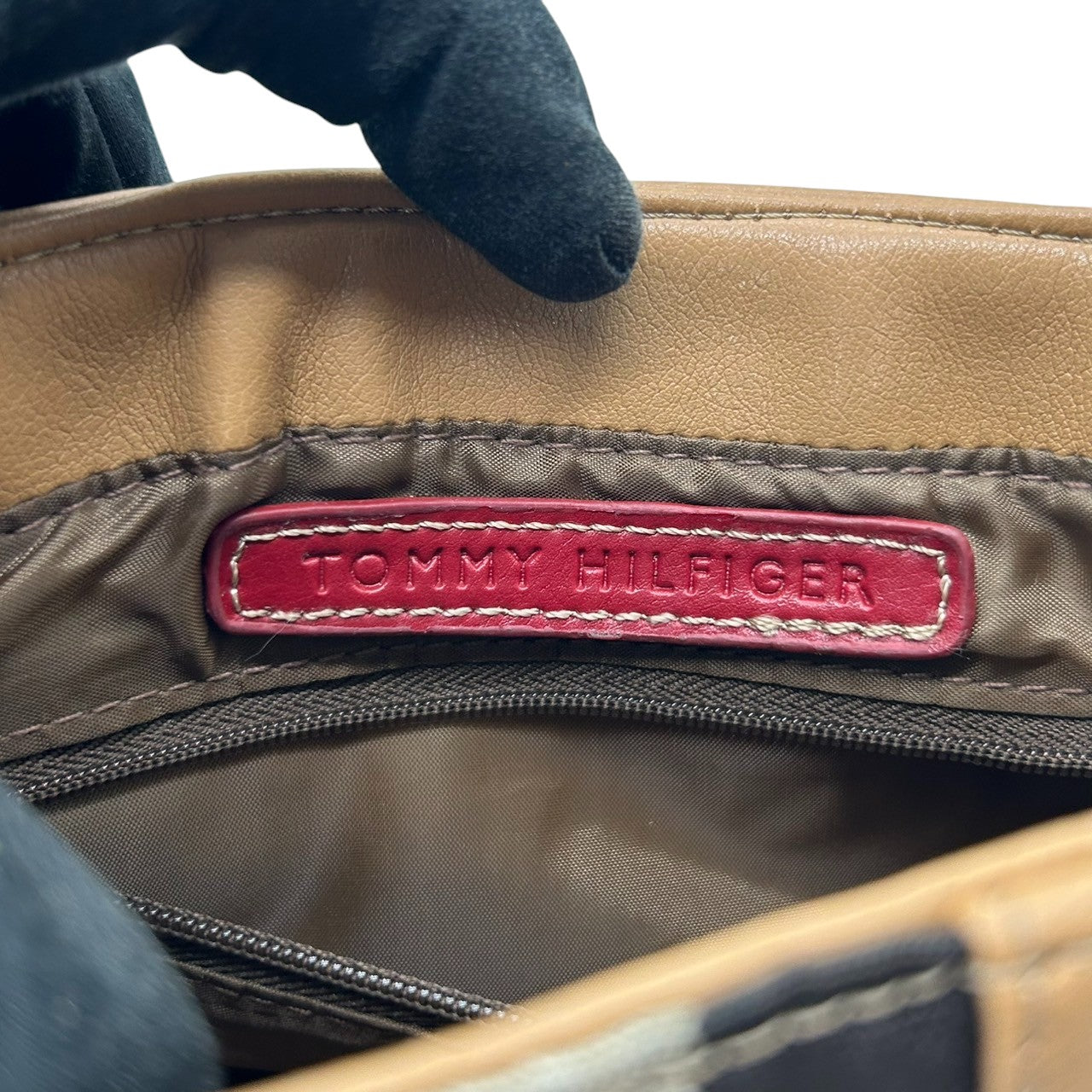 トミーヒルフィガー ハンドバッグ ワンショルダー 自立可 THロゴ Y2K 00s ストライプ レザー ベージュ キャメル レディース コンパクト ミニバッグ エレガント カジュアル お出かけ TOMMY HILFIGER 箱付き クリーニング済み R