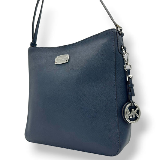 【MICHAEL KORS】マイケルコース ショルダーバッグ ワンショルダー 斜め掛け可 クロスボディ PVC レザー サフィアーノ ブルー ネイビー系 シルバー金具 ロゴチャーム付き レディース エレガント カジュアル 人気モデル クリーニング済み E8