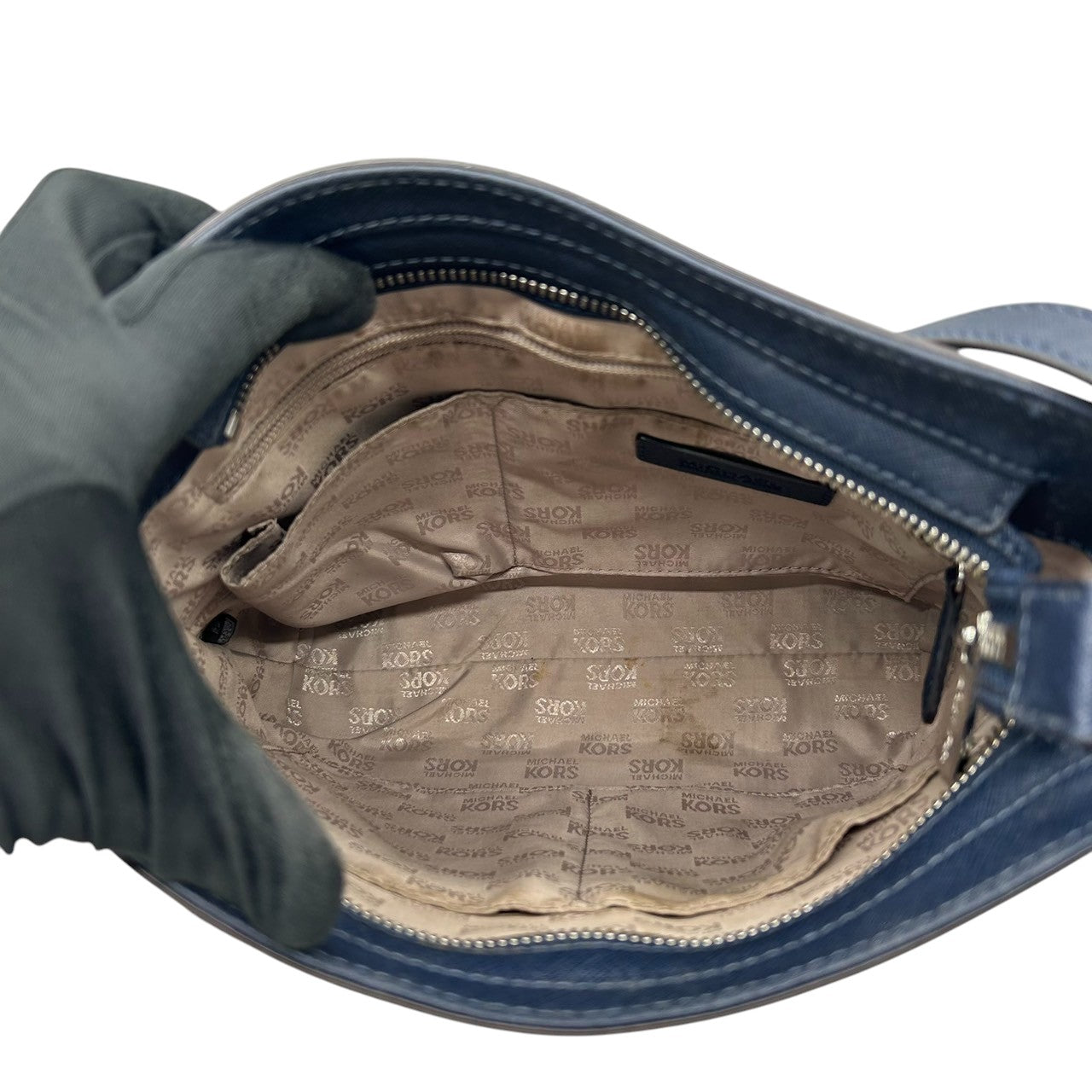 【MICHAEL KORS】マイケルコース ショルダーバッグ ワンショルダー 斜め掛け可 クロスボディ PVC レザー サフィアーノ ブルー ネイビー系 シルバー金具 ロゴチャーム付き レディース エレガント カジュアル 人気モデル クリーニング済み E8