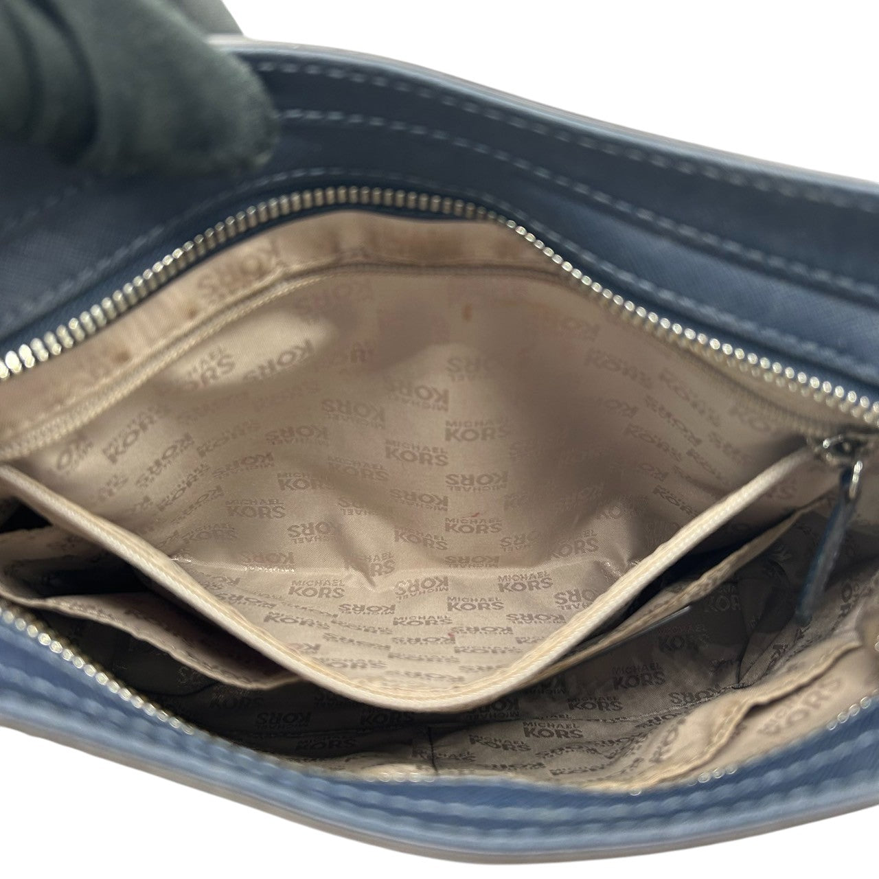 【MICHAEL KORS】マイケルコース ショルダーバッグ ワンショルダー 斜め掛け可 クロスボディ PVC レザー サフィアーノ ブルー ネイビー系 シルバー金具 ロゴチャーム付き レディース エレガント カジュアル 人気モデル クリーニング済み E8
