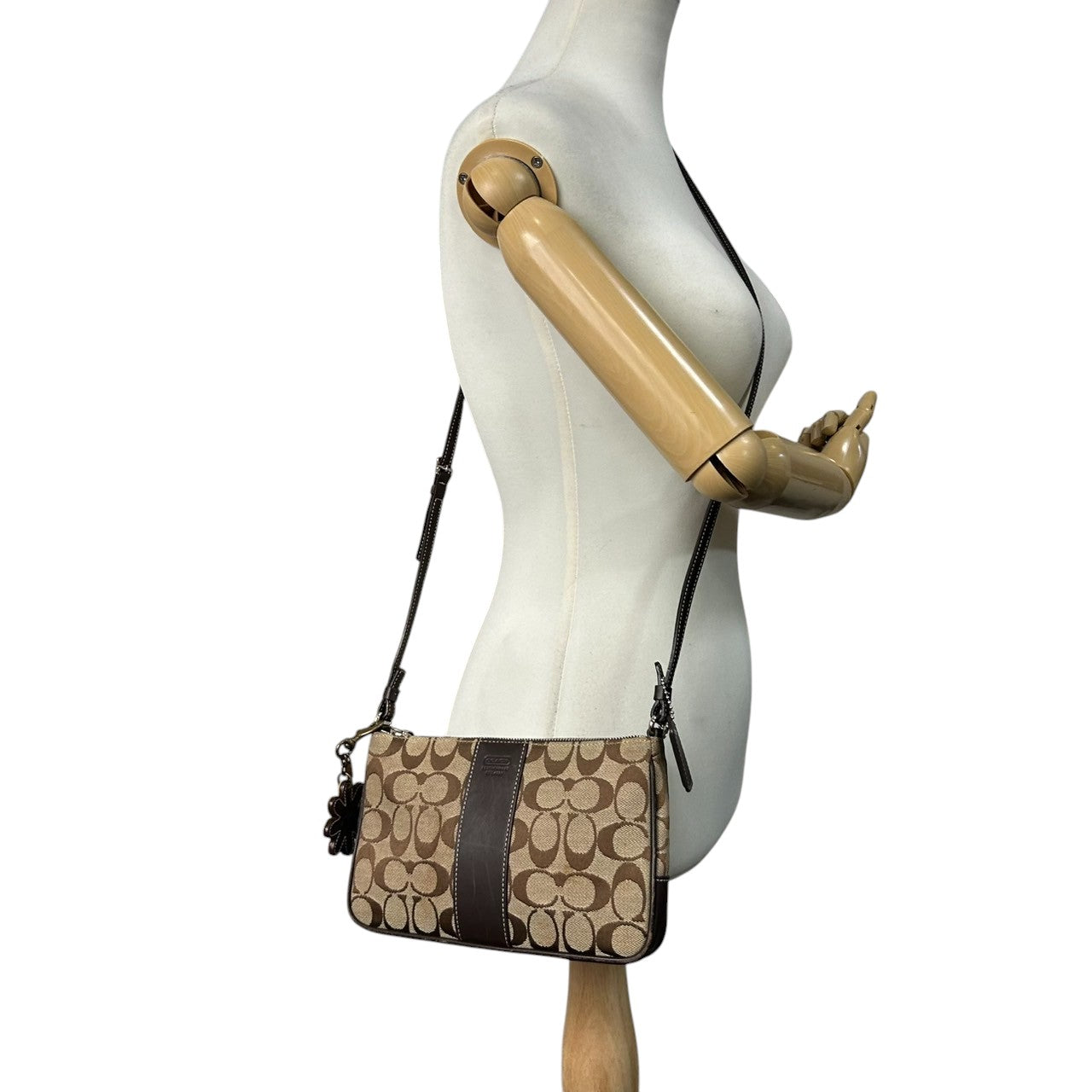 【COACH】コーチ ショルダーバッグ アクセサリーポーチ ポシェット 斜め掛け可 シグネチャー キャンバス レザー ブラウン ベージュ レディース コンパクト クラシックデザイン 人気モデル C6J-6338 フラワーチャーム付き クリーニング済み E8