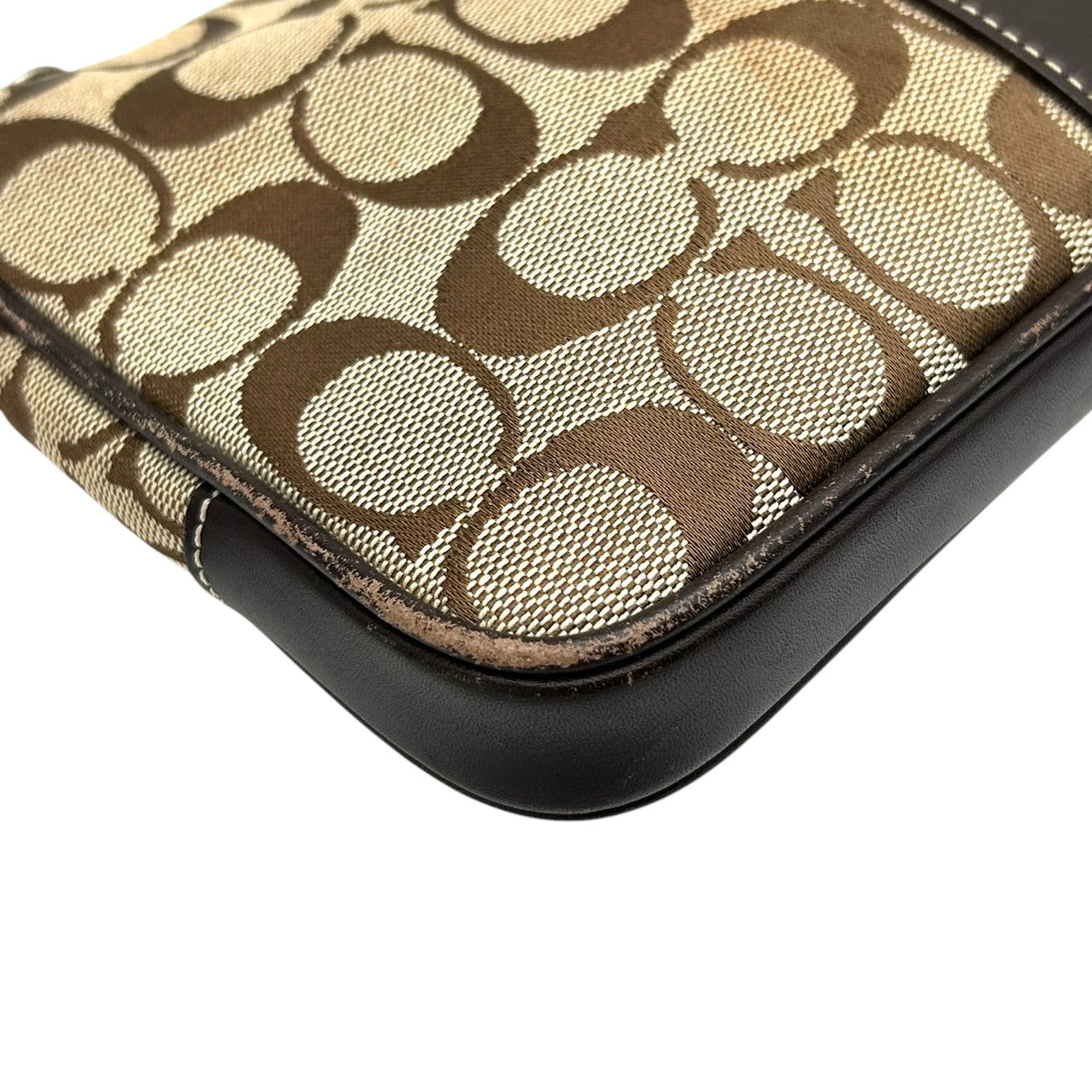 【COACH】コーチ ショルダーバッグ アクセサリーポーチ ポシェット 斜め掛け可 シグネチャー キャンバス レザー ブラウン ベージュ レディース コンパクト クラシックデザイン 人気モデル C6J-6338 フラワーチャーム付き クリーニング済み E8