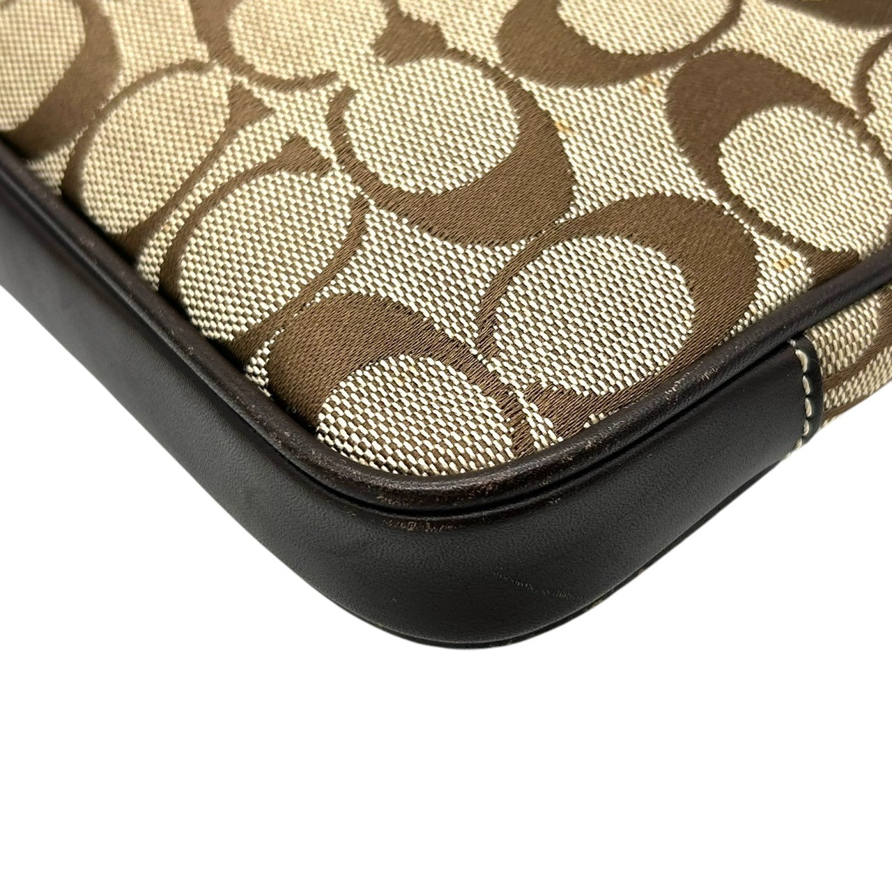 【COACH】コーチ ショルダーバッグ アクセサリーポーチ ポシェット 斜め掛け可 シグネチャー キャンバス レザー ブラウン ベージュ レディース コンパクト クラシックデザイン 人気モデル C6J-6338 フラワーチャーム付き クリーニング済み E8