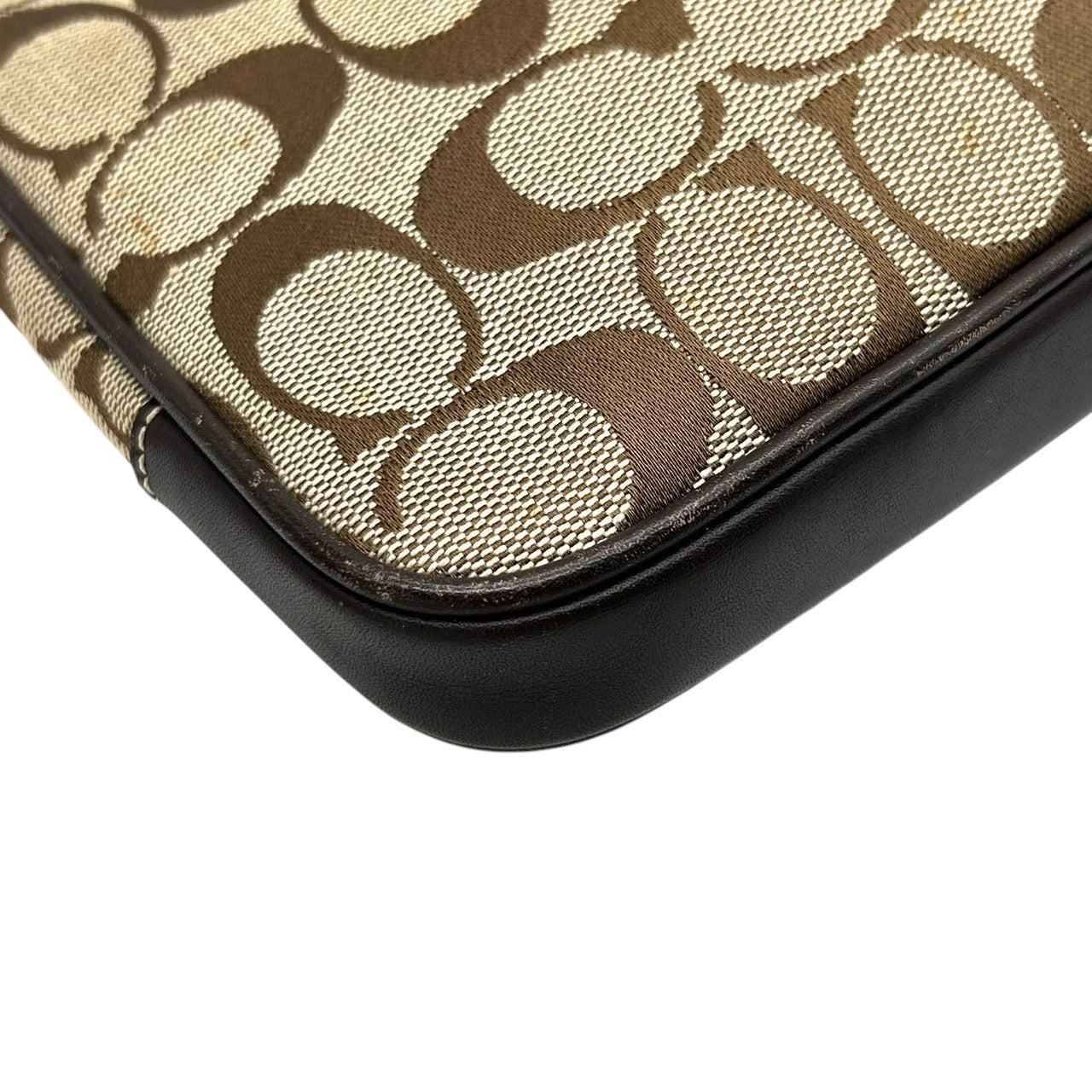 【COACH】コーチ ショルダーバッグ アクセサリーポーチ ポシェット 斜め掛け可 シグネチャー キャンバス レザー ブラウン ベージュ レディース コンパクト クラシックデザイン 人気モデル C6J-6338 フラワーチャーム付き クリーニング済み E8