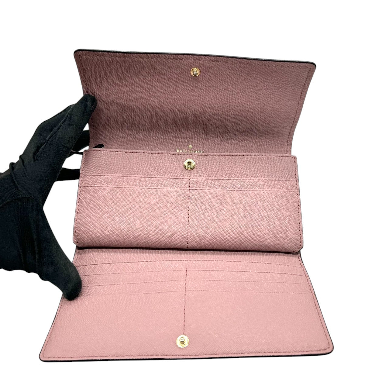 【美品/箱付き】Kate spade ケイトスペード 長財布 ウォレット 二つ折り フラップ PVC サフィアーノレザー ピンク シルバーロゴ レディース エレガント フェミニン かわいい 大容量 カード収納 人気モデル クリーニング済み W2