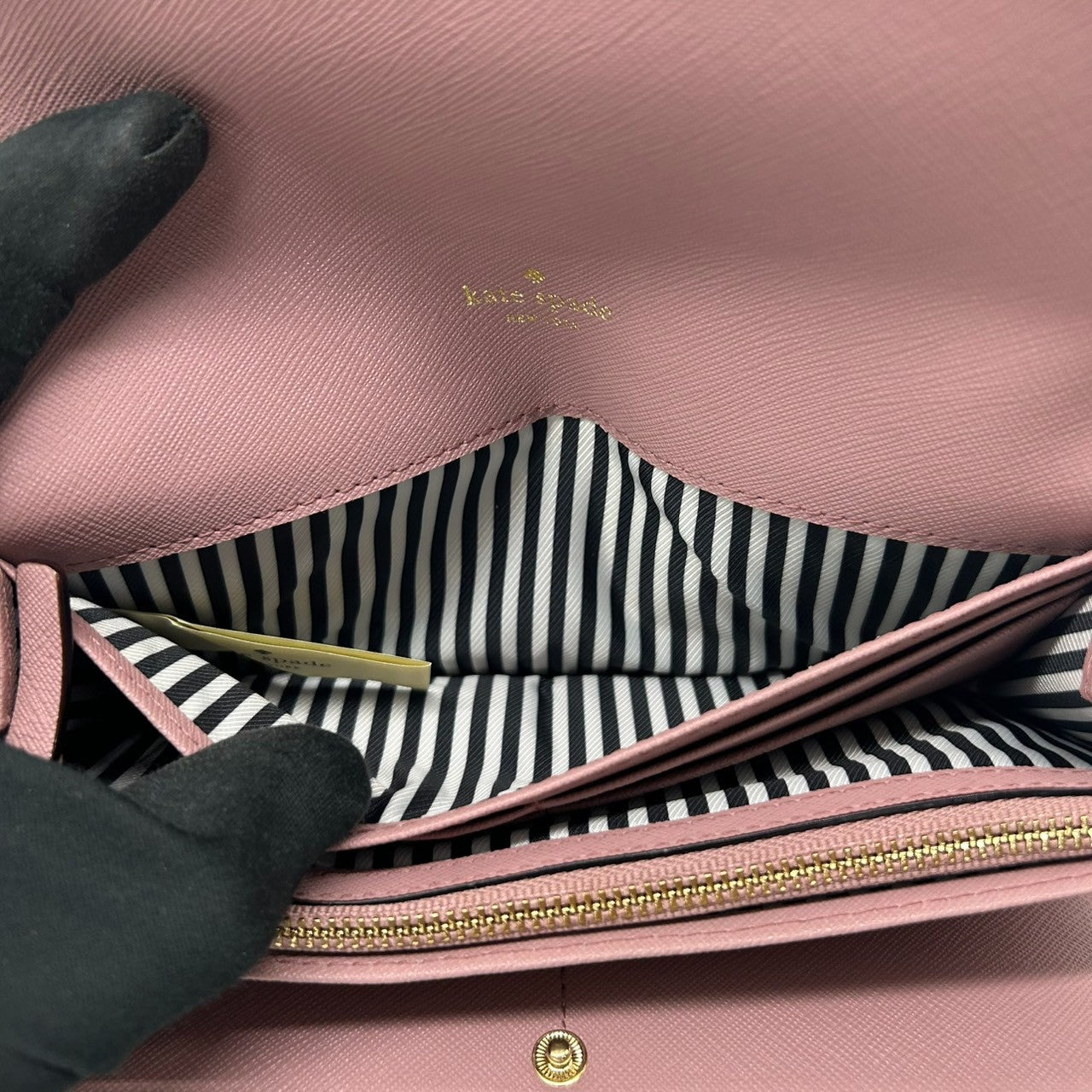 【美品/箱付き】Kate spade ケイトスペード 長財布 ウォレット 二つ折り フラップ PVC サフィアーノレザー ピンク シルバーロゴ レディース エレガント フェミニン かわいい 大容量 カード収納 人気モデル クリーニング済み W2